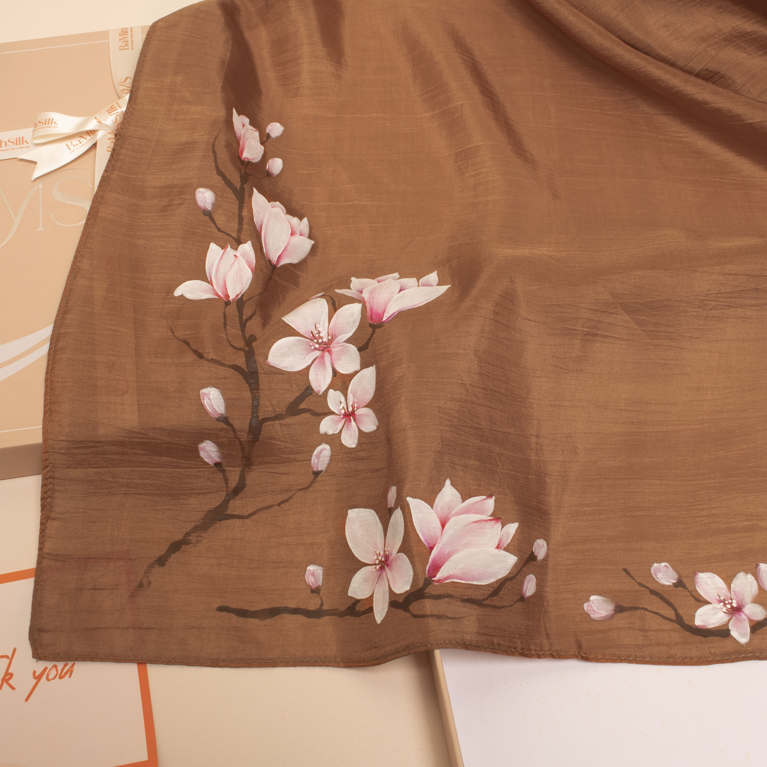 khăn lụa vuông vẽ tay hoa mộc lan size 85x85cm màu cam đất bề mặt khăn lụa vuông vẽ tay hoa mộc lan size 85x85cm màu cam đất bề mặt