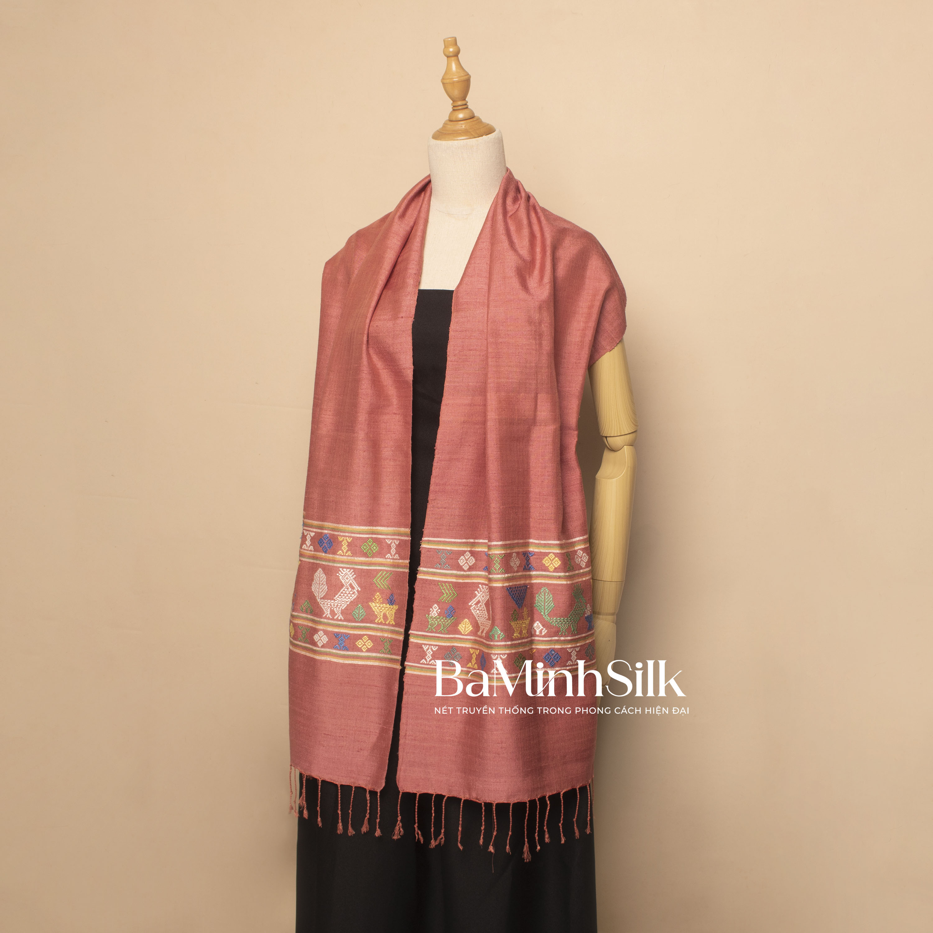khăn thổ cẩm con gà màu đỏ của bá minh silk