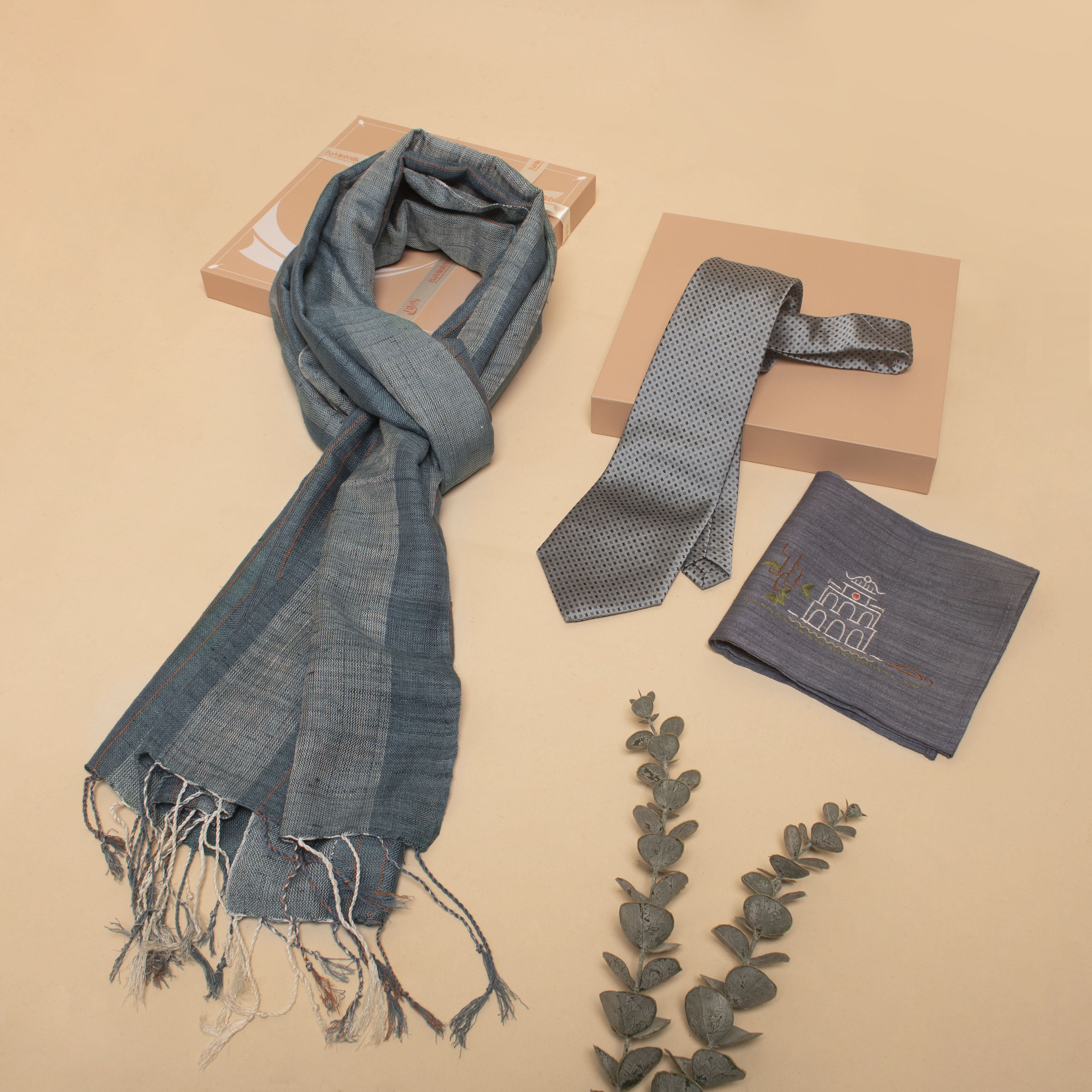 set quà 090 lịch thiệp gồm cà vạt lụa, khăn thổ cẩm và khăn tay thêu - Bá Minh Silk
