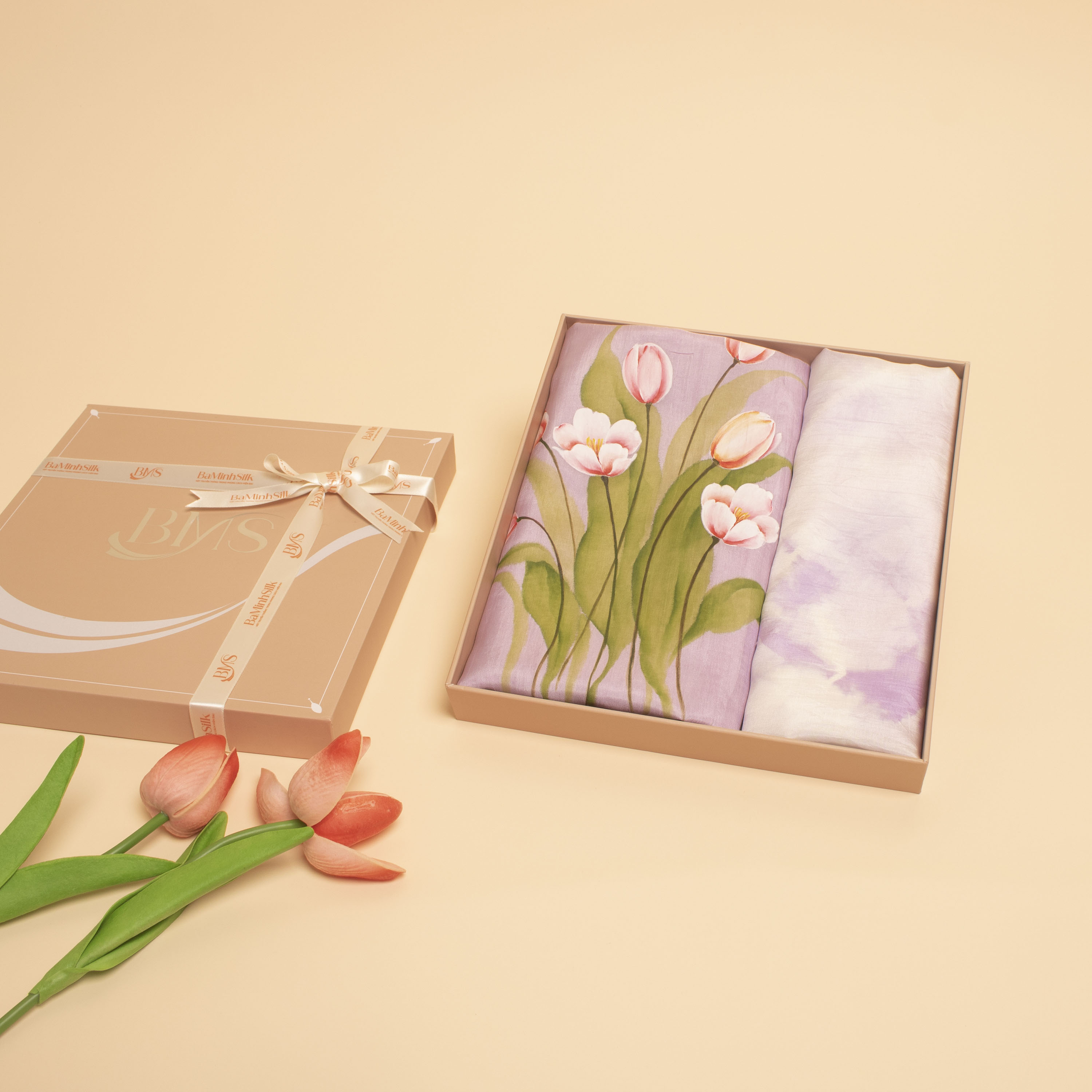 set quà 063 gồm khăn lụa tơ tằm dài vẽ hoa tulip và khăn lụa vuông - Bá Minh Silk