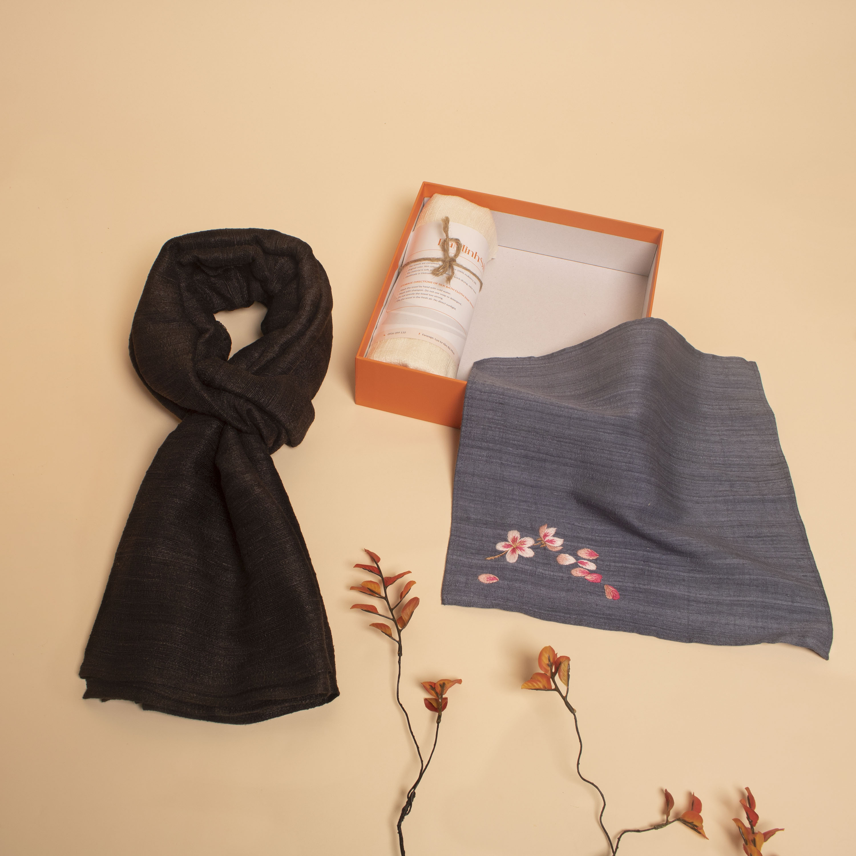 set quà 068 thành công gồm 1 khăn tắm tơ tằm, 1 khăn quàng đũi tơ tằm, 1 khăn tay thêu - Bá Minh Silk