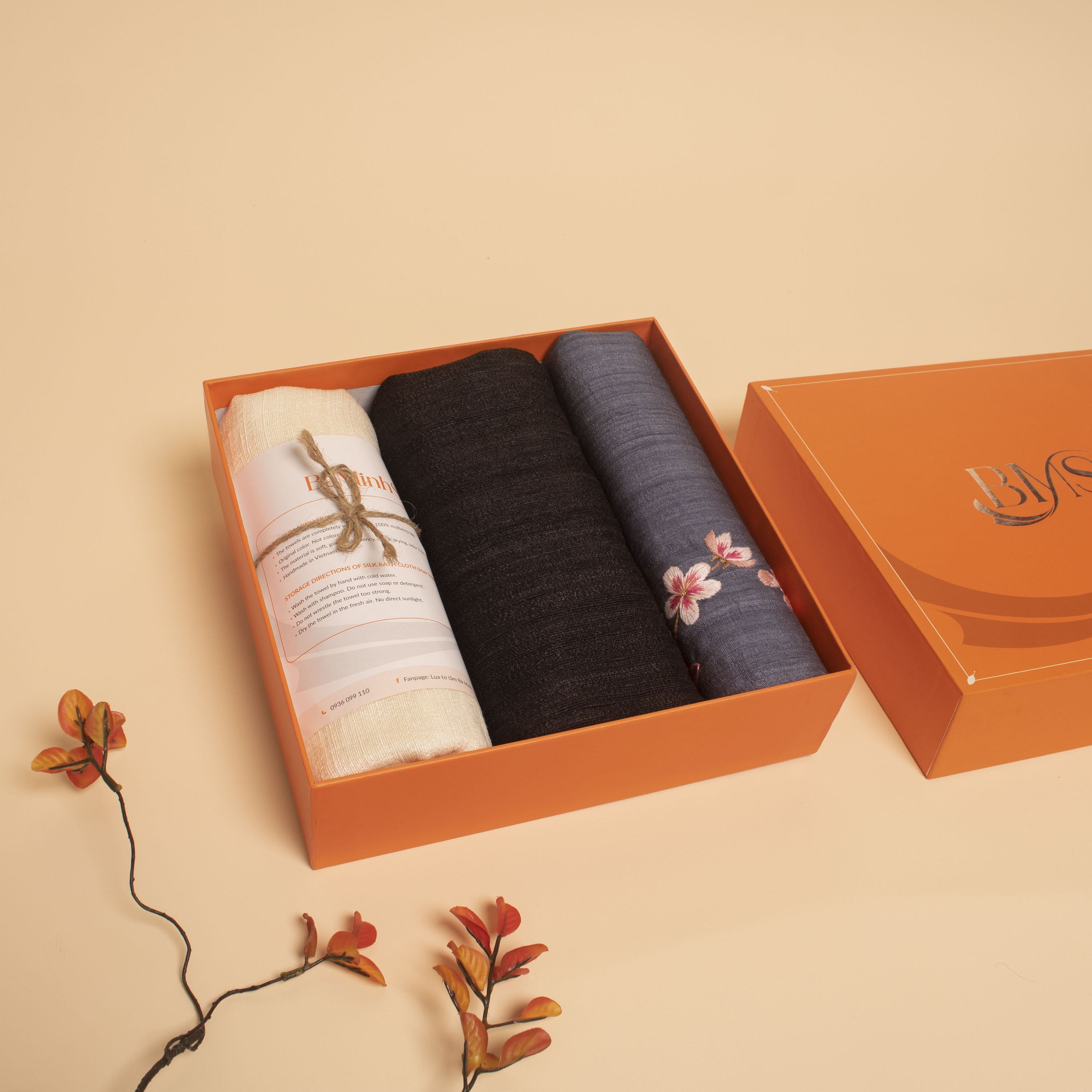 set quà 068 thành công gồm 1 khăn tắm tơ tằm, 1 khăn quàng đũi tơ tằm, 1 khăn tay thêu - Bá Minh Silk