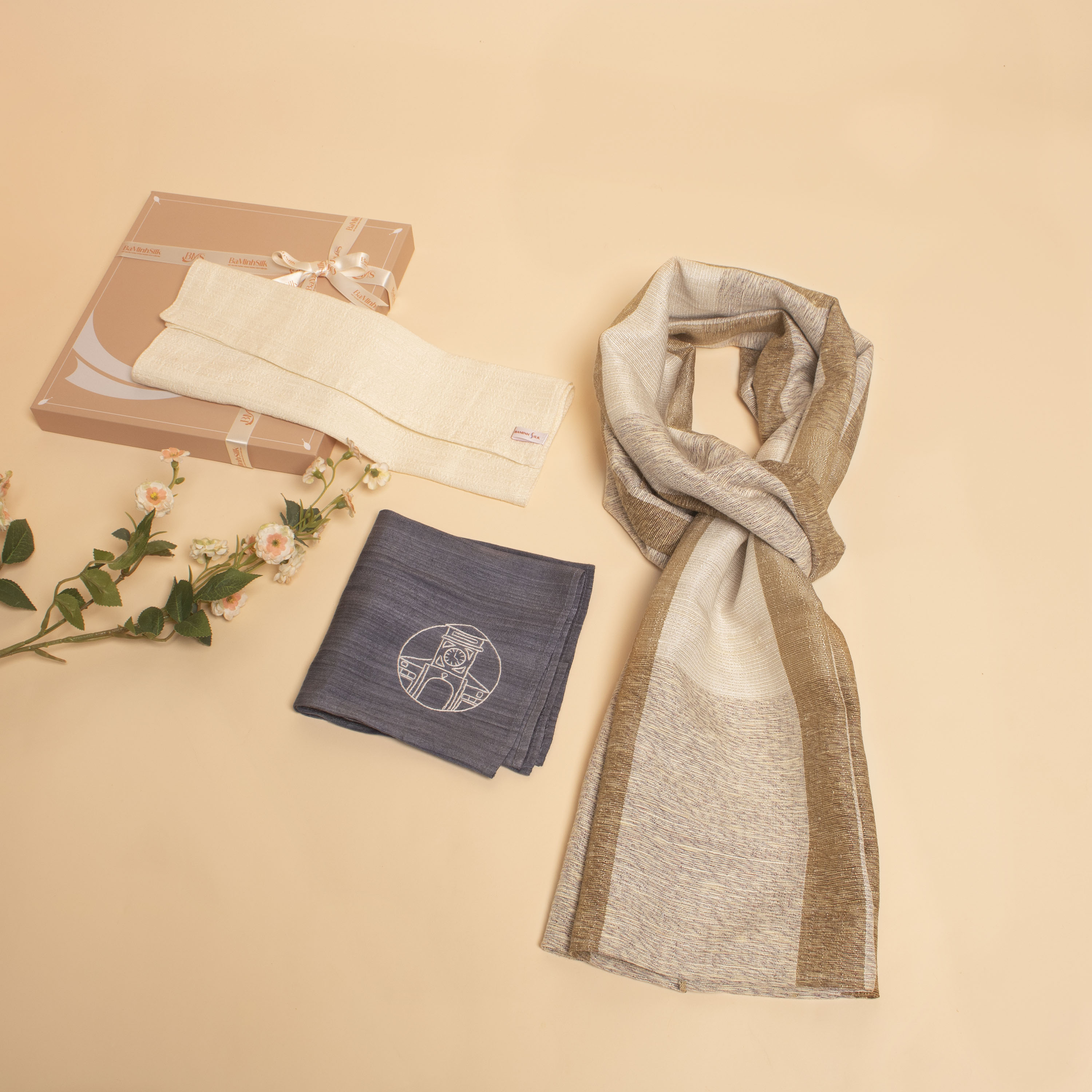 set quà 070 quyết đoán gồm khăn quàng đũi kẻ ô, khăn tay thêu và khăn mặt tơ tằm - Bá minh silk