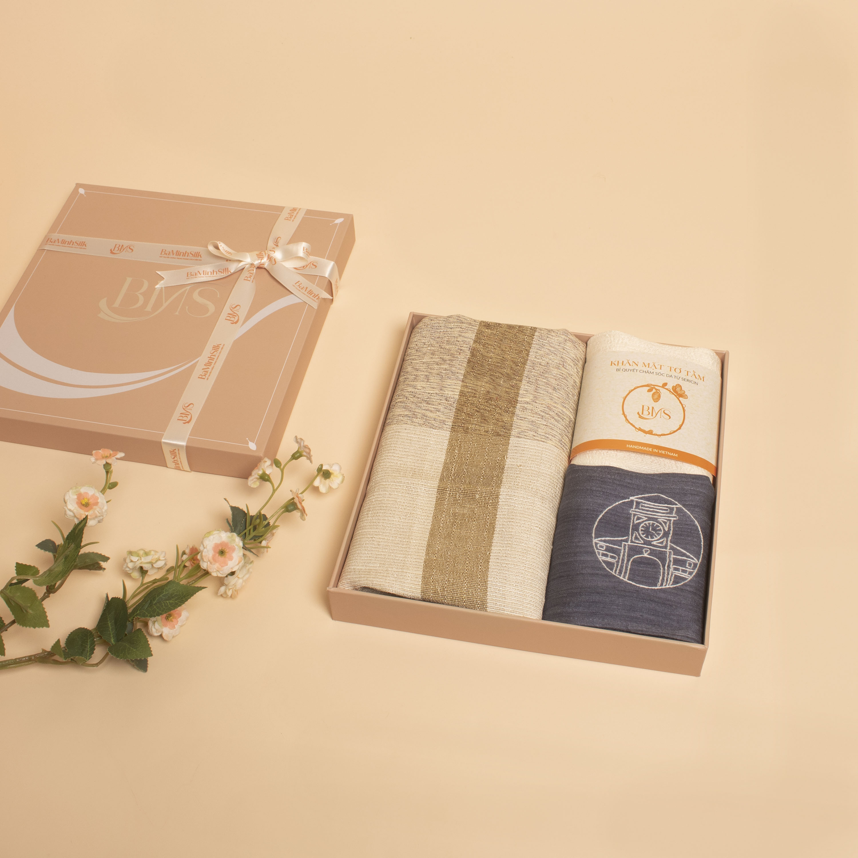 set quà 070 quyết đoán gồm khăn quàng đũi kẻ ô, khăn tay thêu và khăn mặt tơ tằm - Bá minh silk