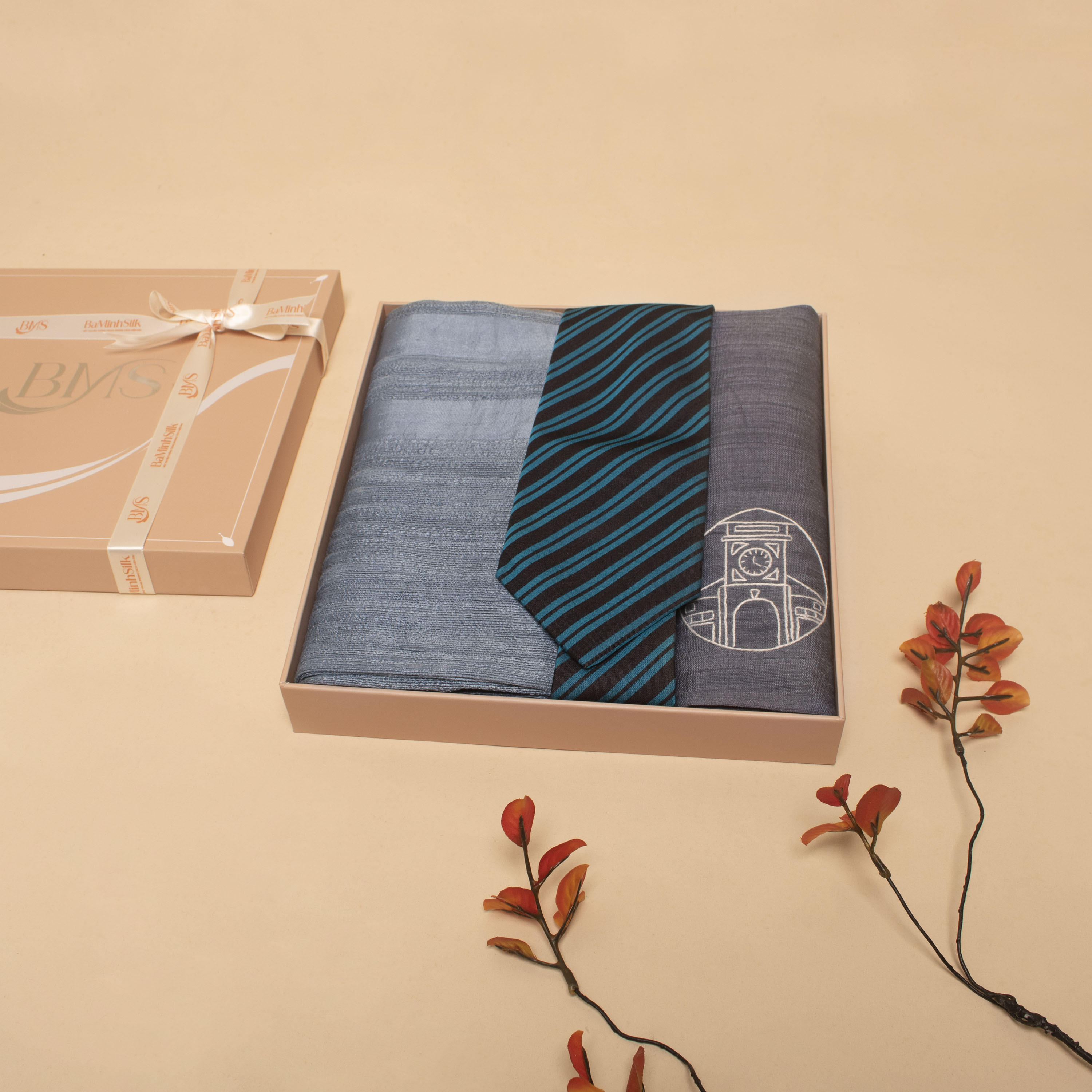 set quà 076 kỷ niệm gồm cà vạt lụa, khăn quàng tơ tằm, khăn tay thêu thủ công - Bá Minh Silk