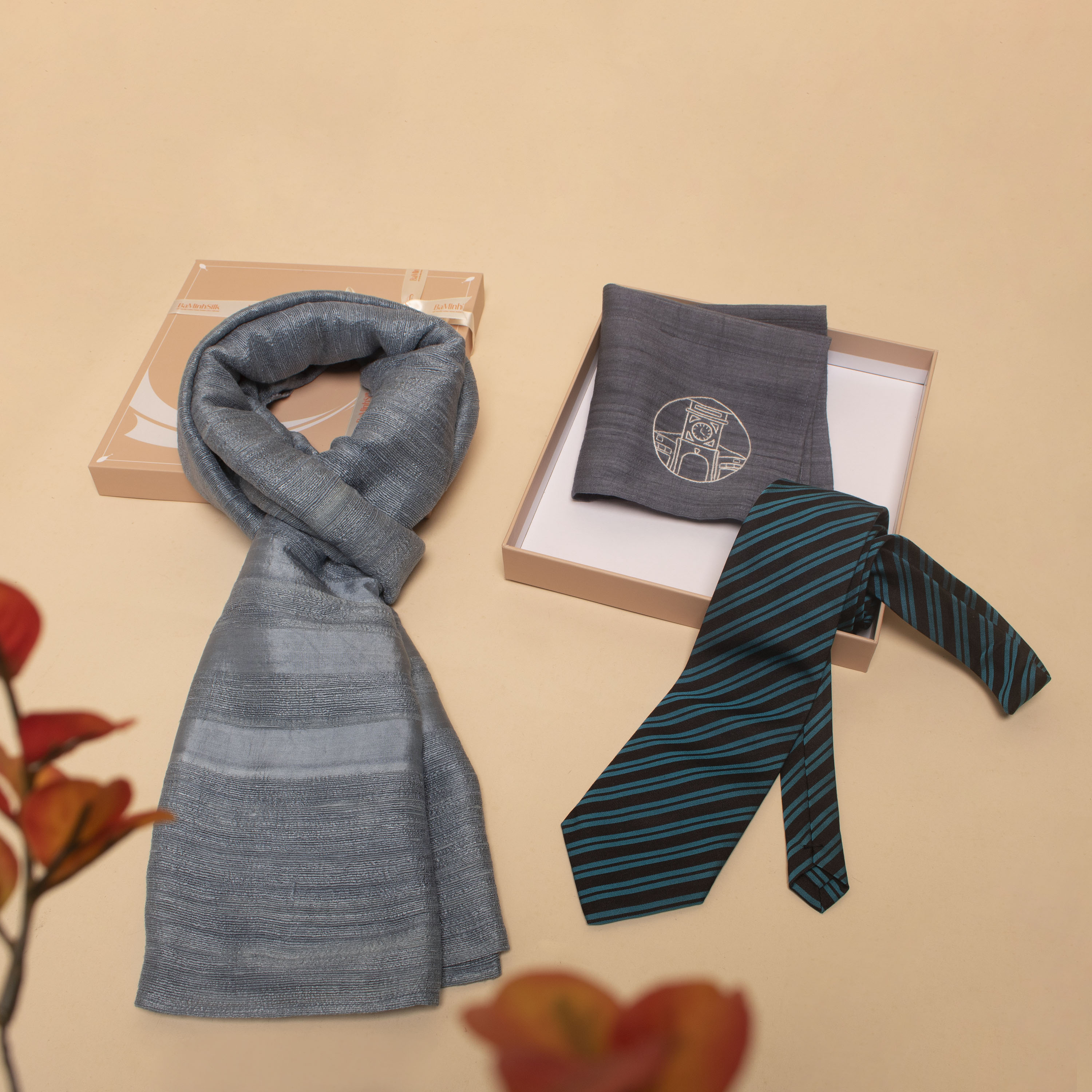 set quà 076 kỷ niệm gồm cà vạt lụa, khăn quàng tơ tằm, khăn tay thêu thủ công - Bá Minh Silk