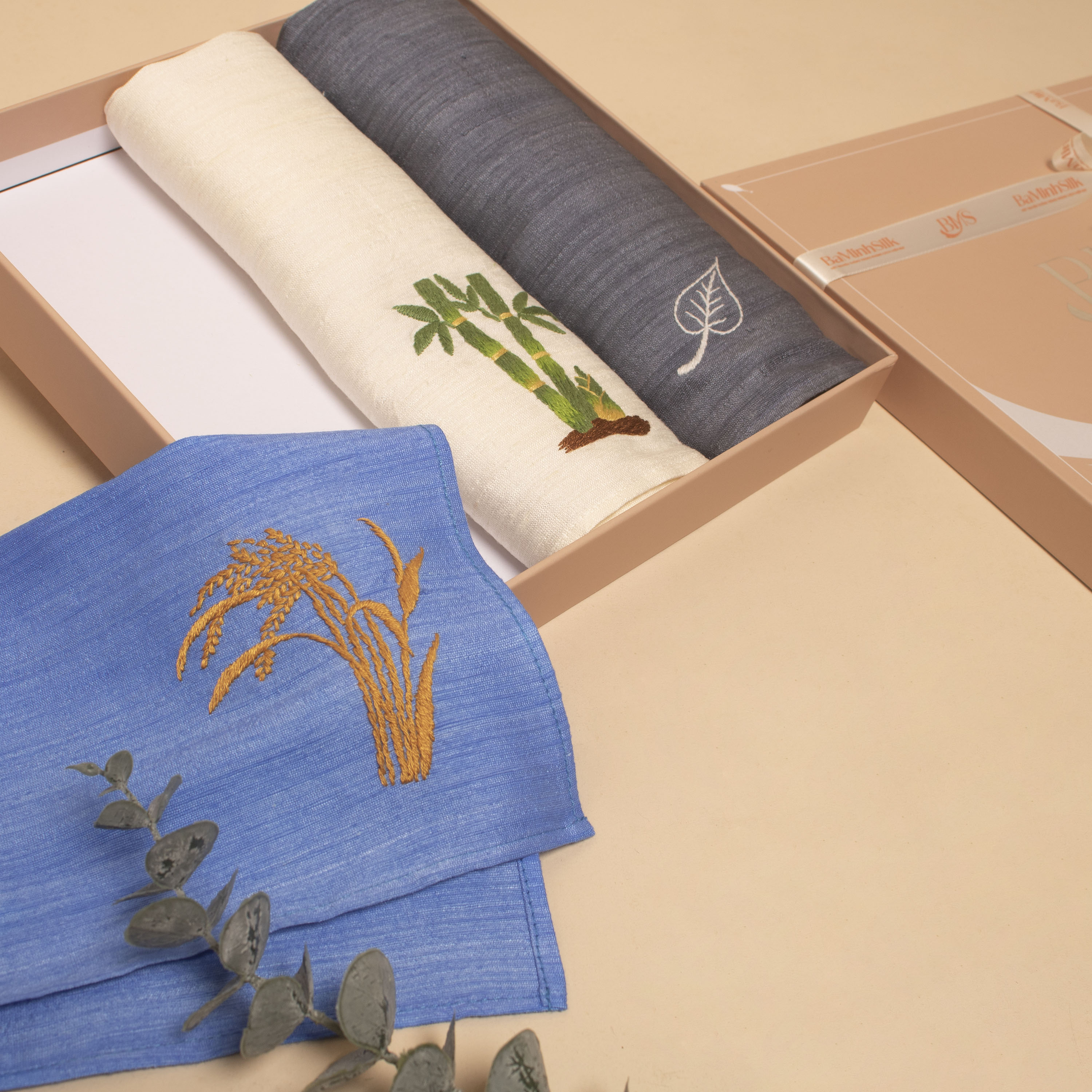 set quà 082 trí dũng song toàn gồm 3 khăn tay tơ tằm thêu thủ công - set quà tặng nam ý nghĩa của Bá Minh Silk