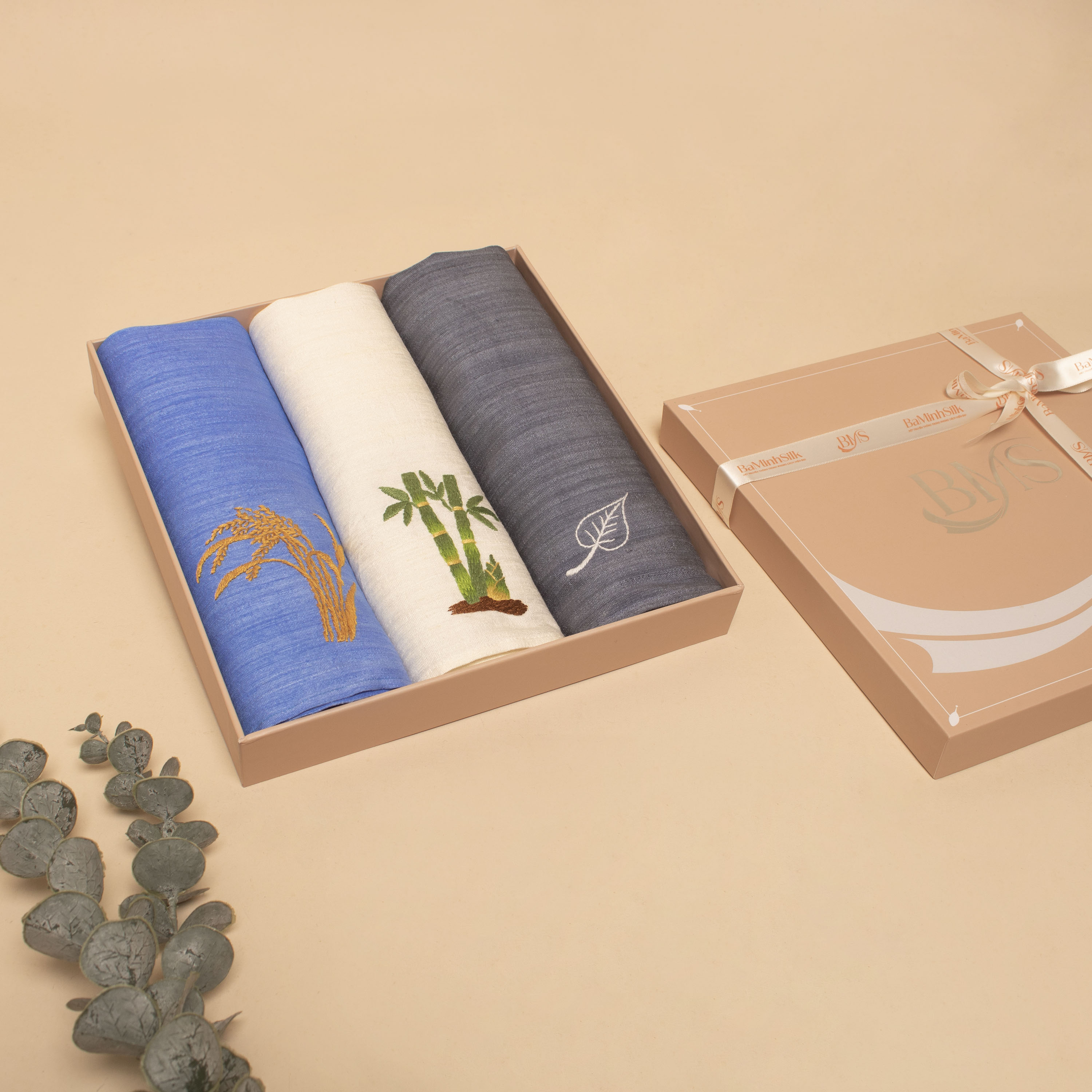set quà 082 trí dũng song toàn gồm 3 khăn tay tơ tằm thêu thủ công - set quà tặng nam ý nghĩa của Bá Minh Silk