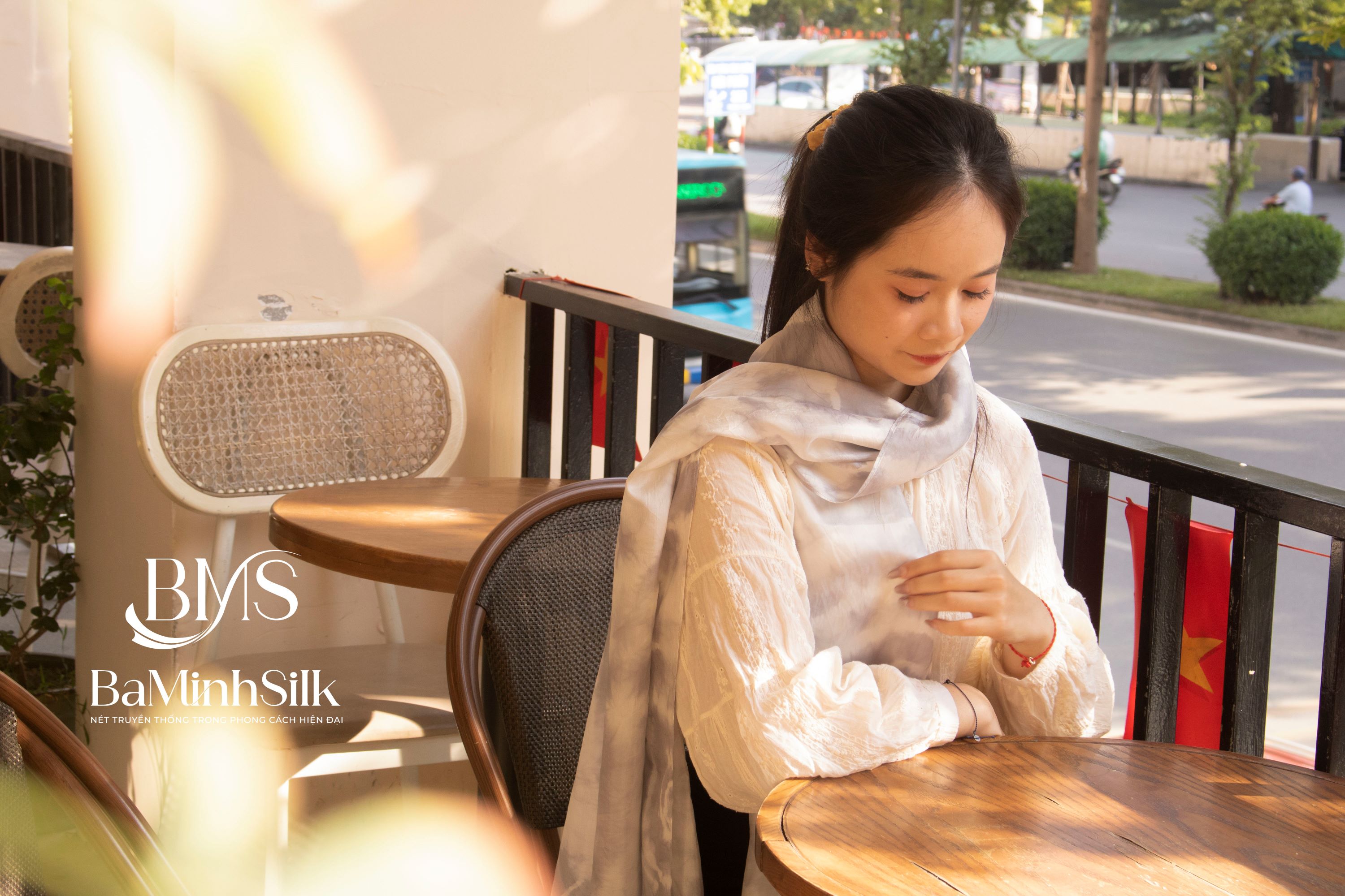 quàng khăn lụa tơ tằm nhuộm loang màu ghi - bá minh silk