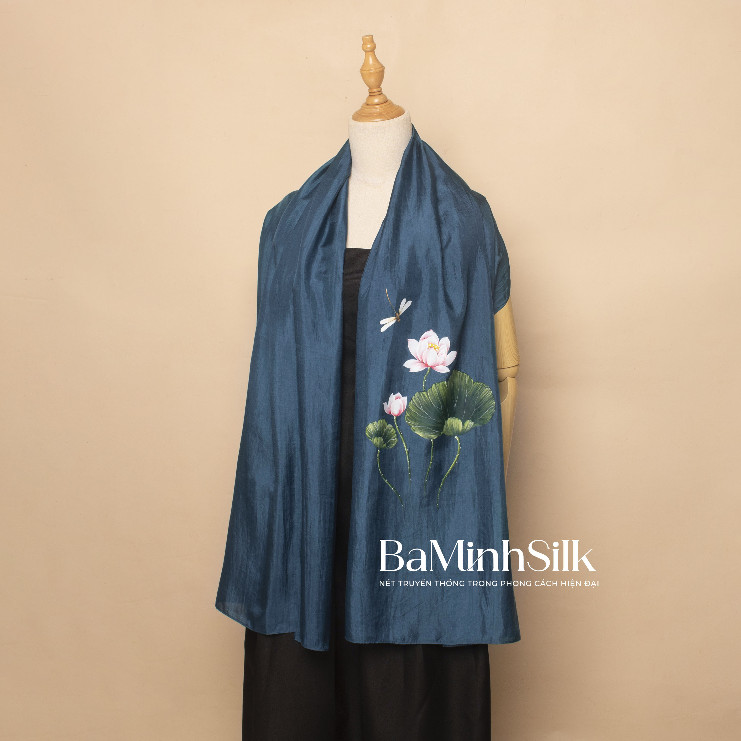 khăn choàng lụa dài tơ tằm vẽ tay hoa sen xanh cổ vịt