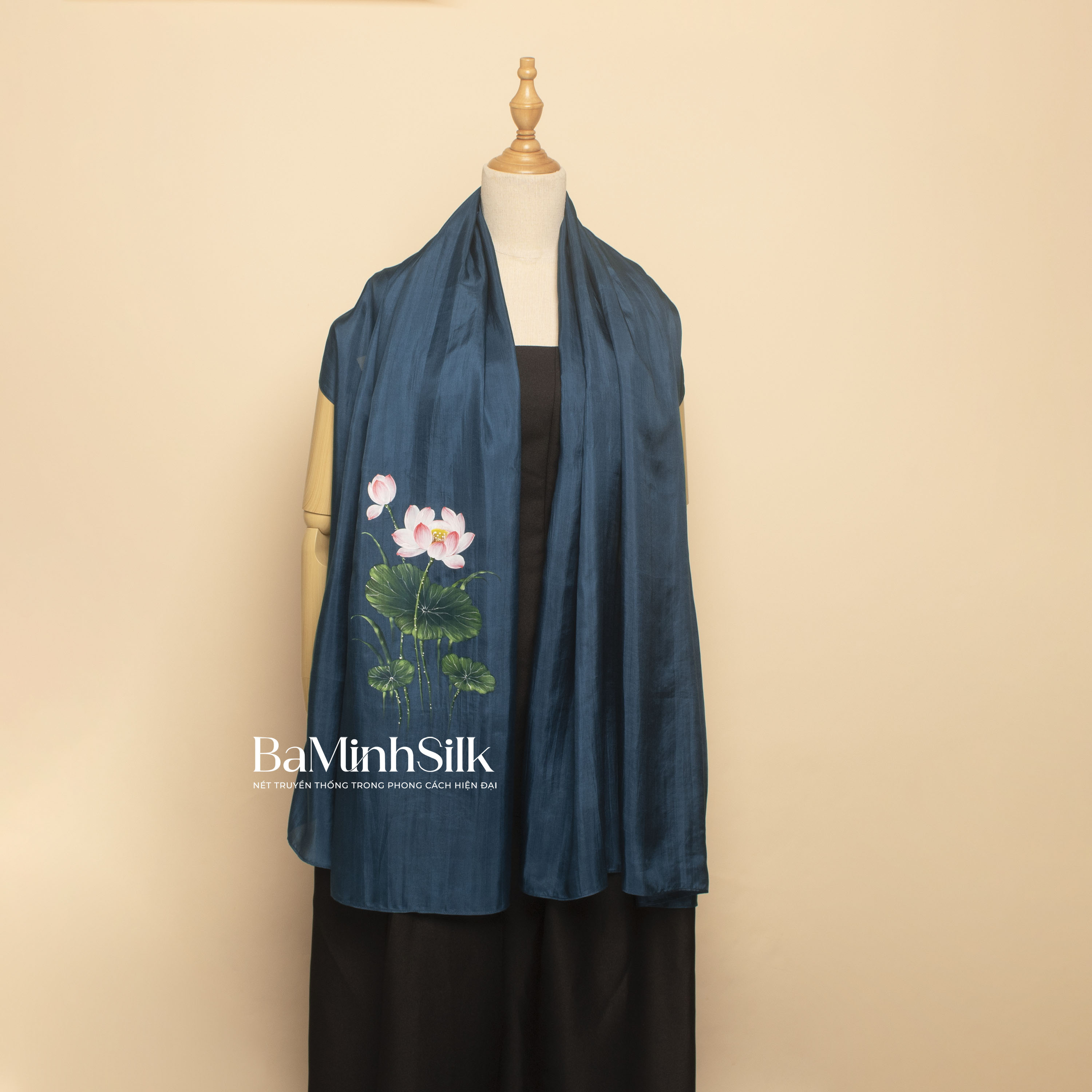 khăn choàng lụa dài tơ tằm vẽ tay hoa sen xanh cổ vịt