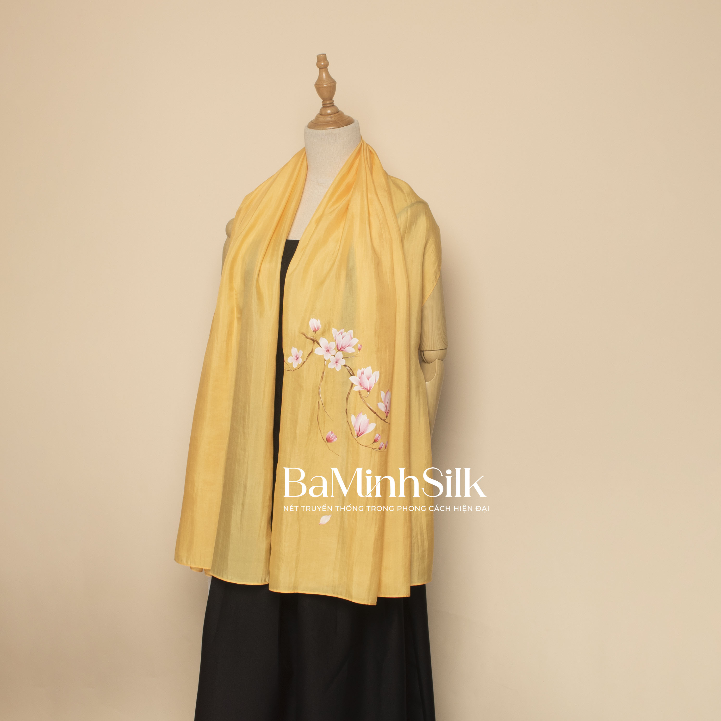 khăn choàng lụa tơ tằm dài màu vàng 01 vẽ tay hoa mộc lan