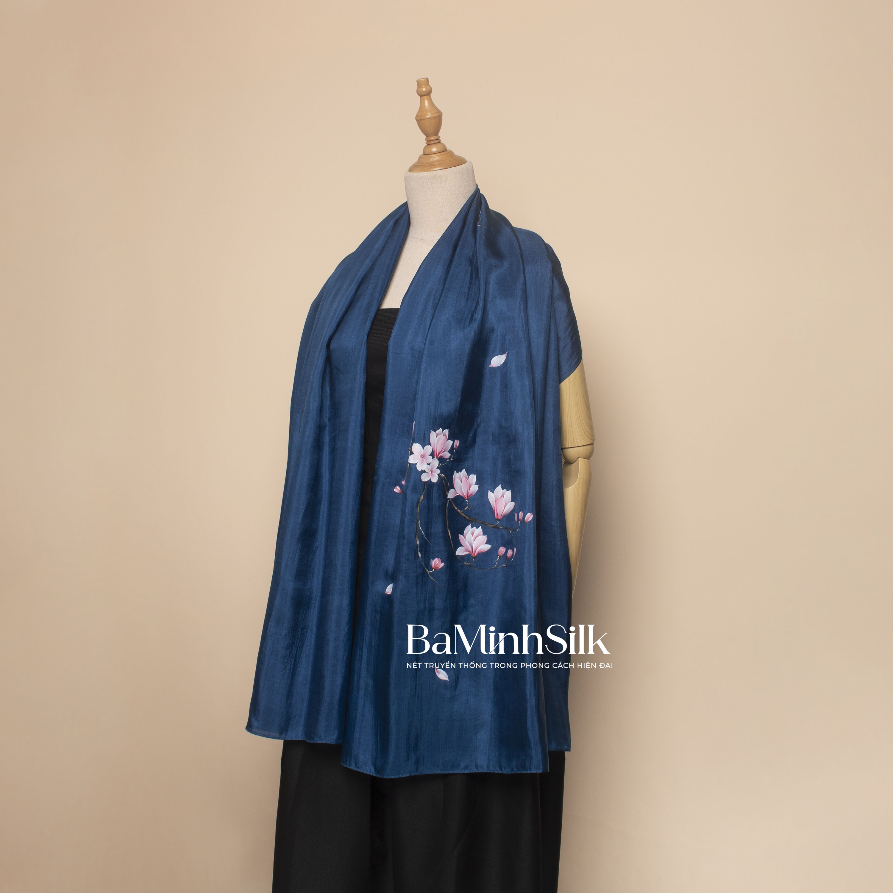 khăn choàng lụa tơ tằm dài màu xanh coban vẽ tay hoa mộc lan