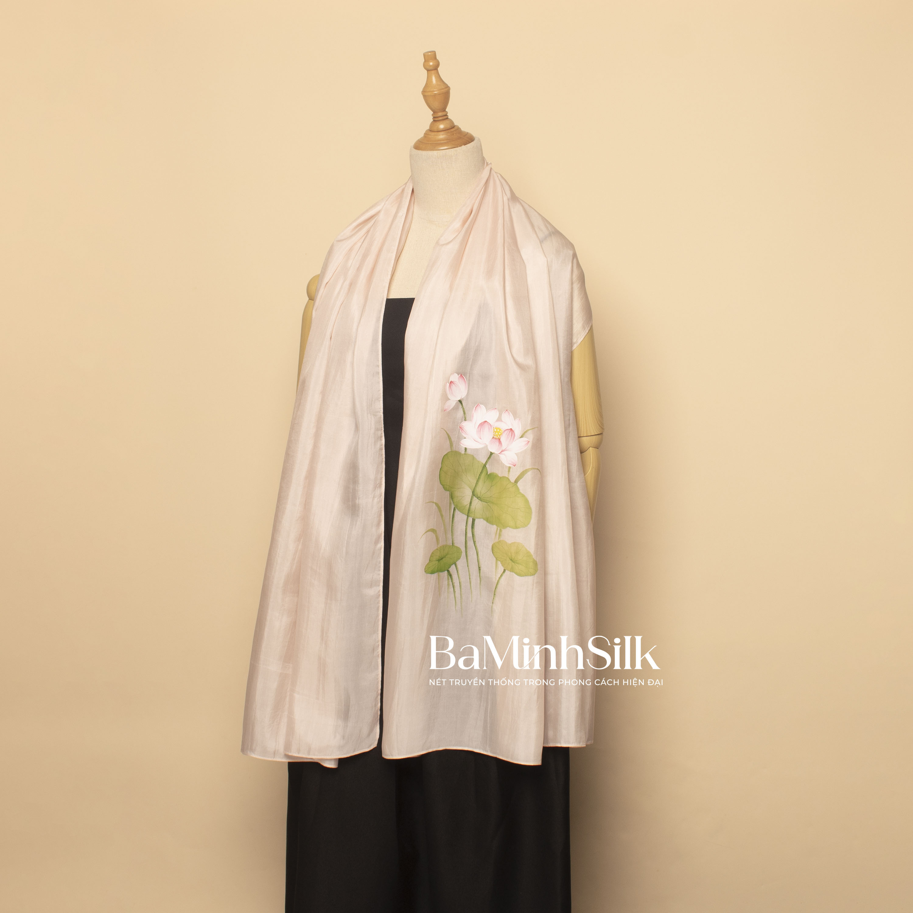 khăn choàng lụa tơ tằm dài vẽ tay hoa sen màu hồng phấn