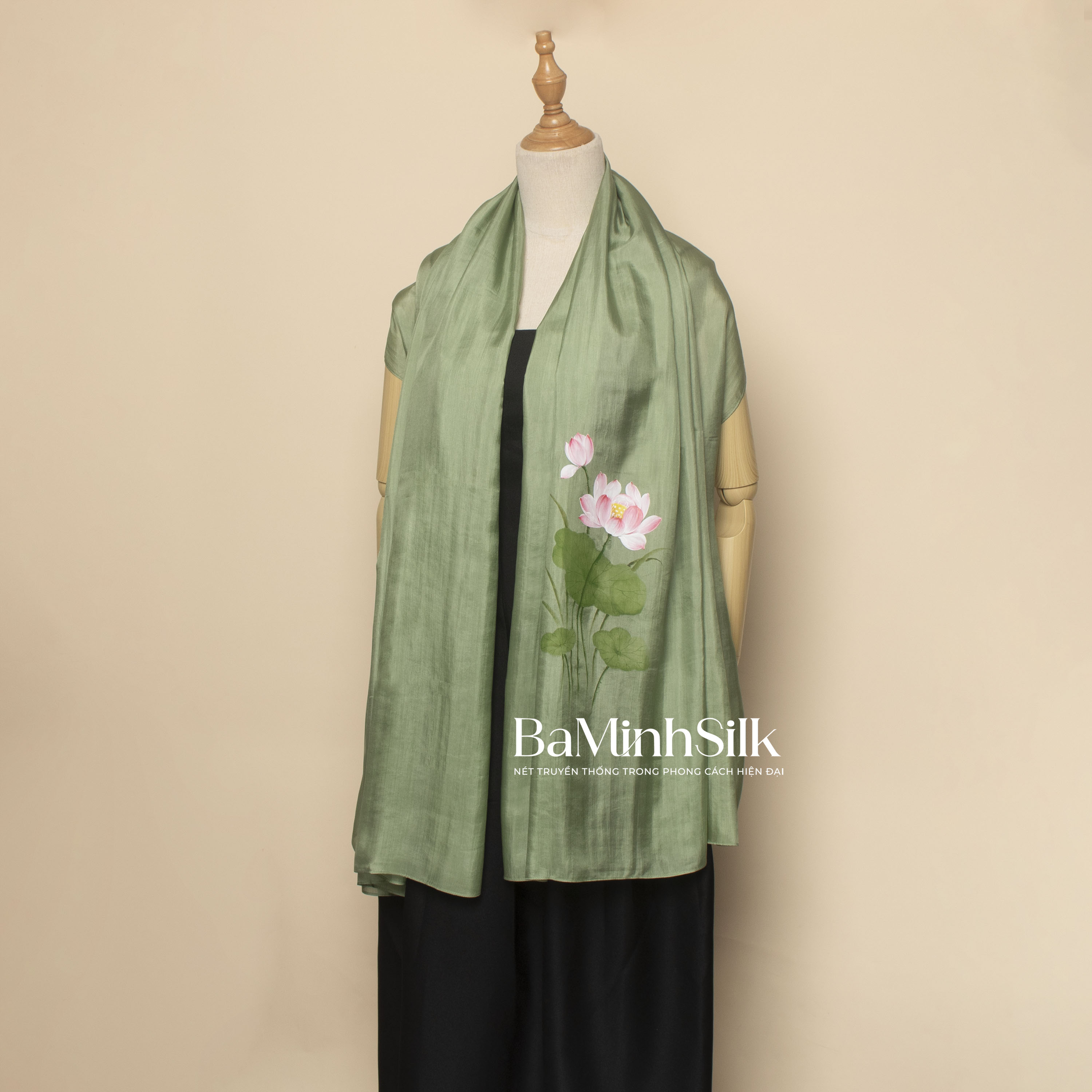 khăn choàng lụa tơ tằm dài vẽ tay hoa sen màu xanh lá ngọc bích