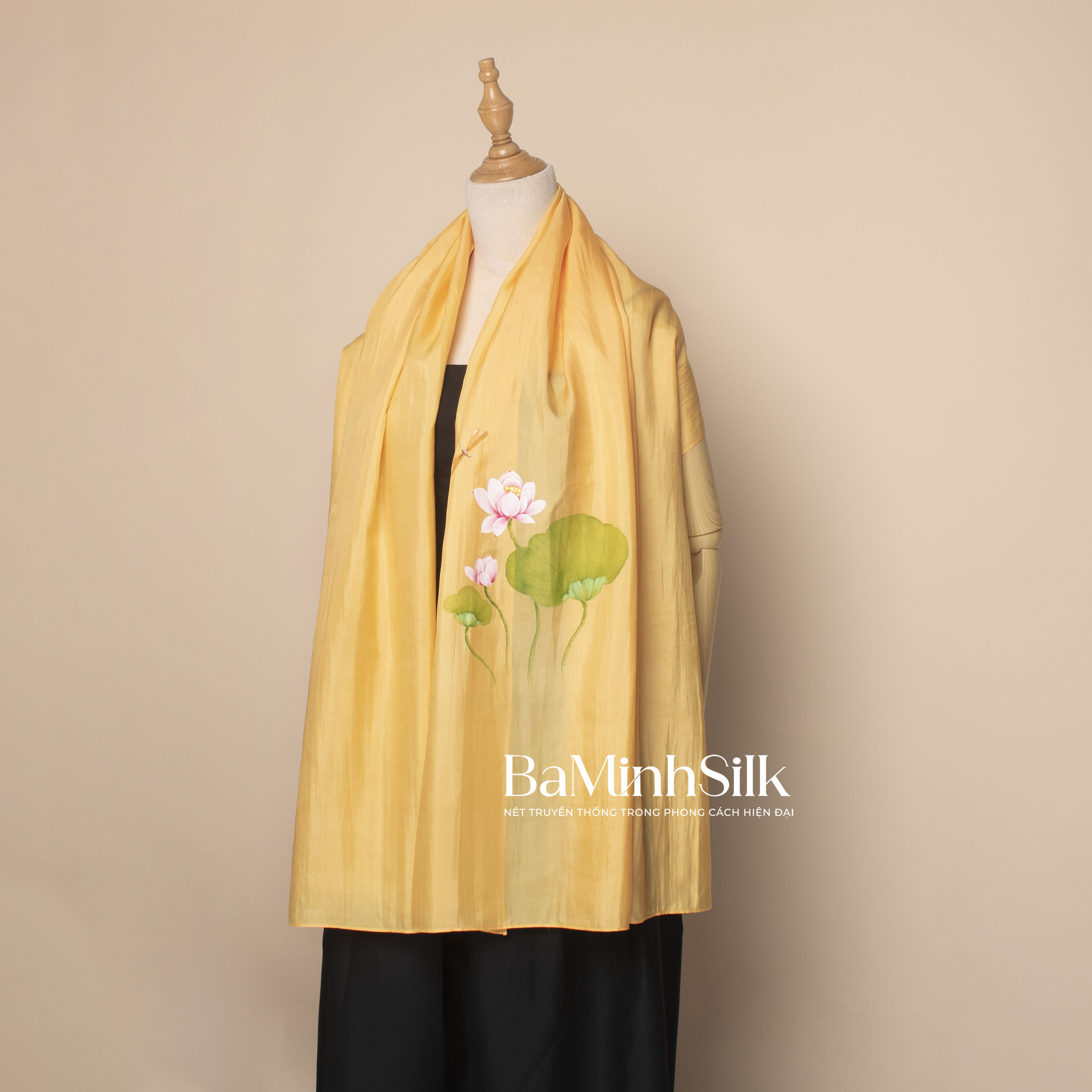 khăn choàng lụa tơ tằm dài vẽ tay hoa sen vàng 01