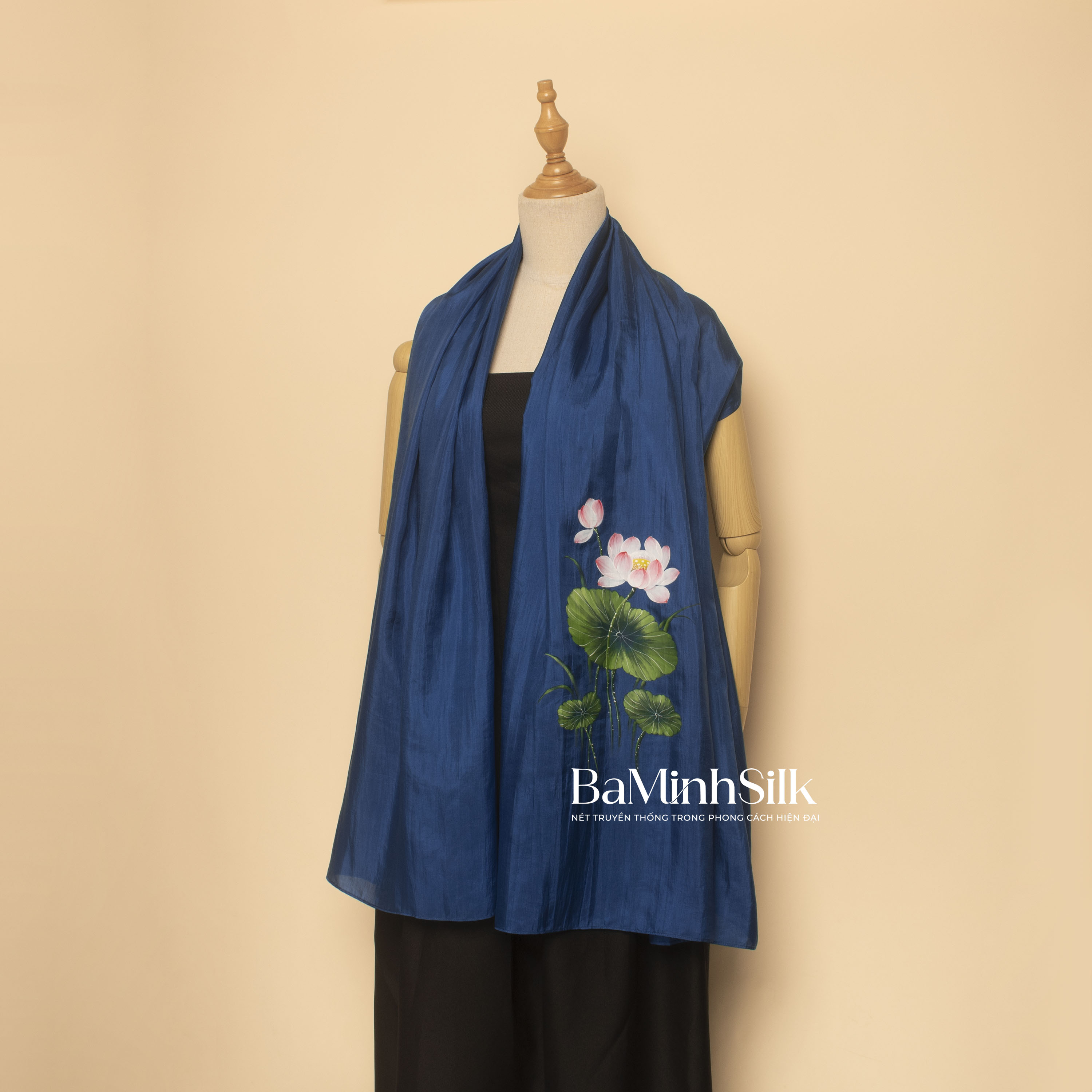 khăn choàng lụa tơ tằm dài vẽ tay hoa sen xanh coban