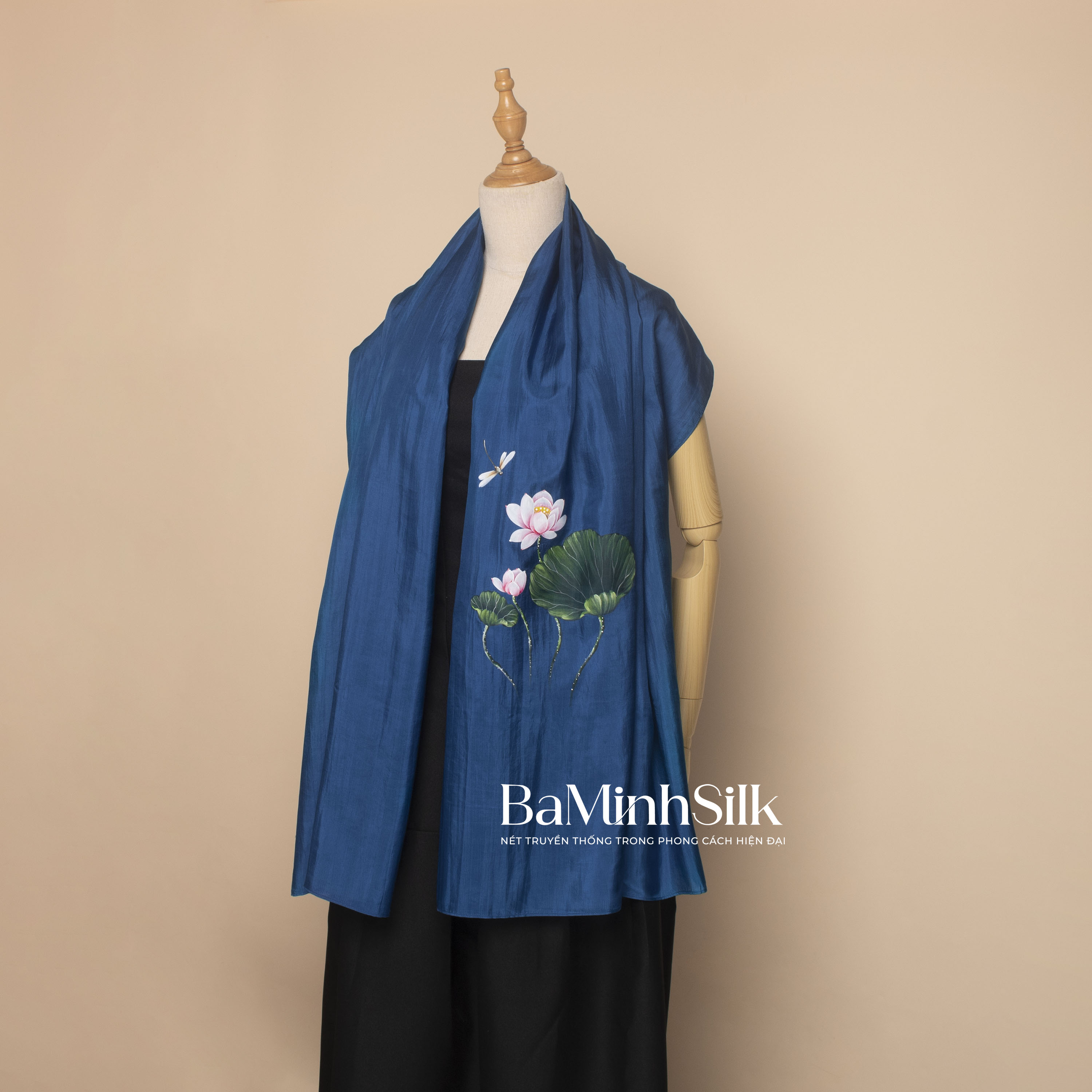 khăn choàng lụa tơ tằm dài vẽ tay hoa sen xanh coban