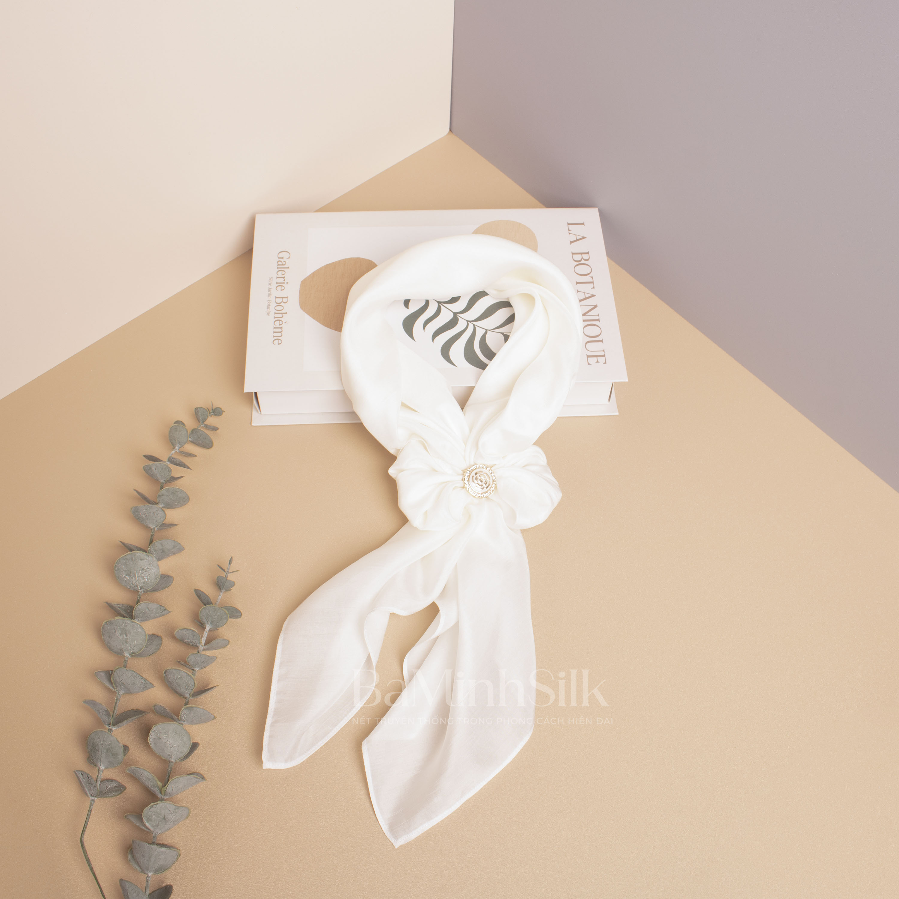 khăn lụa vuông 80x80cm màu trắng khăn lụa vuông 80x80cm màu trắng