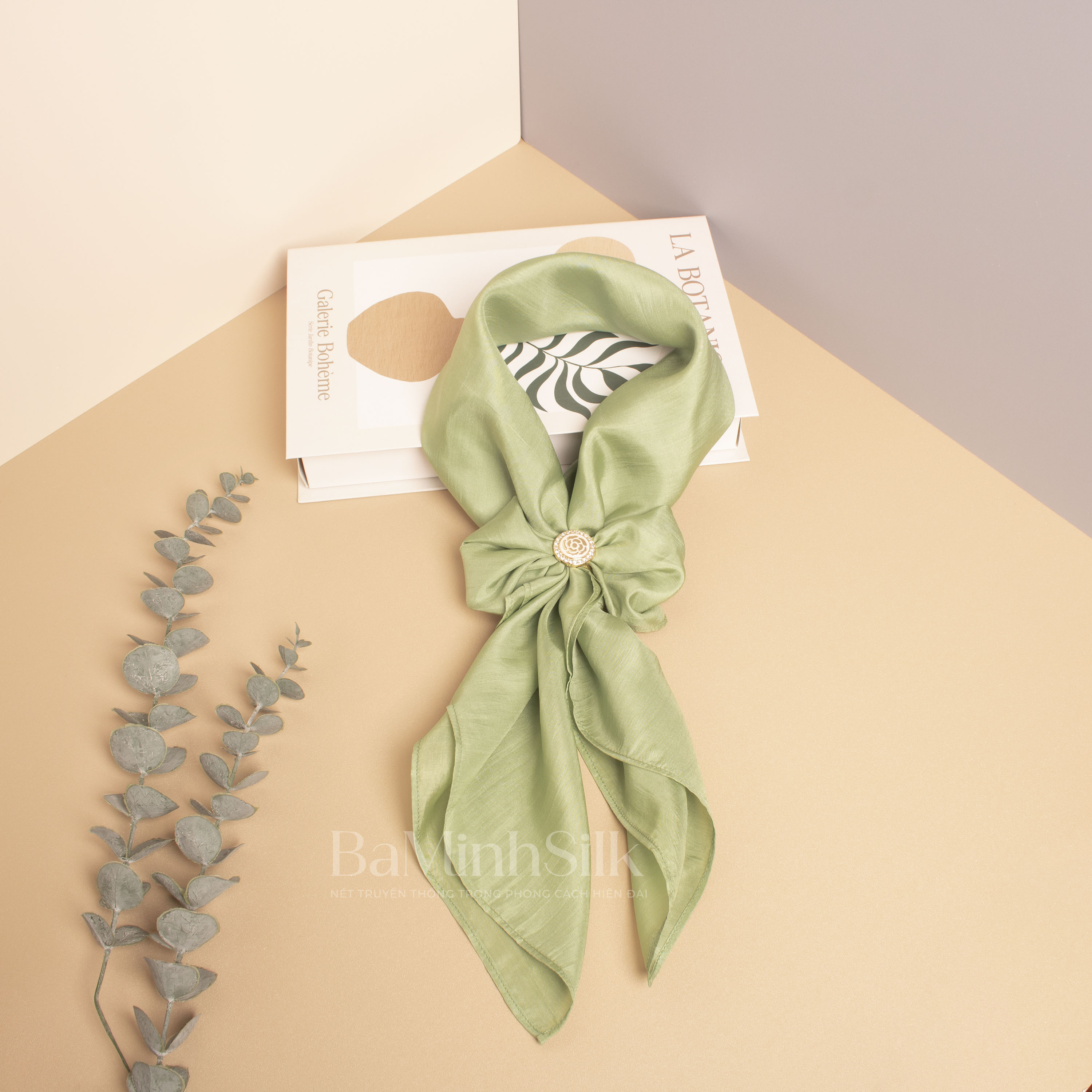 khăn lụa vuông 80x80cm màu xanh lá ngọc bích khăn lụa vuông 80x80cm màu xanh lá ngọc bích