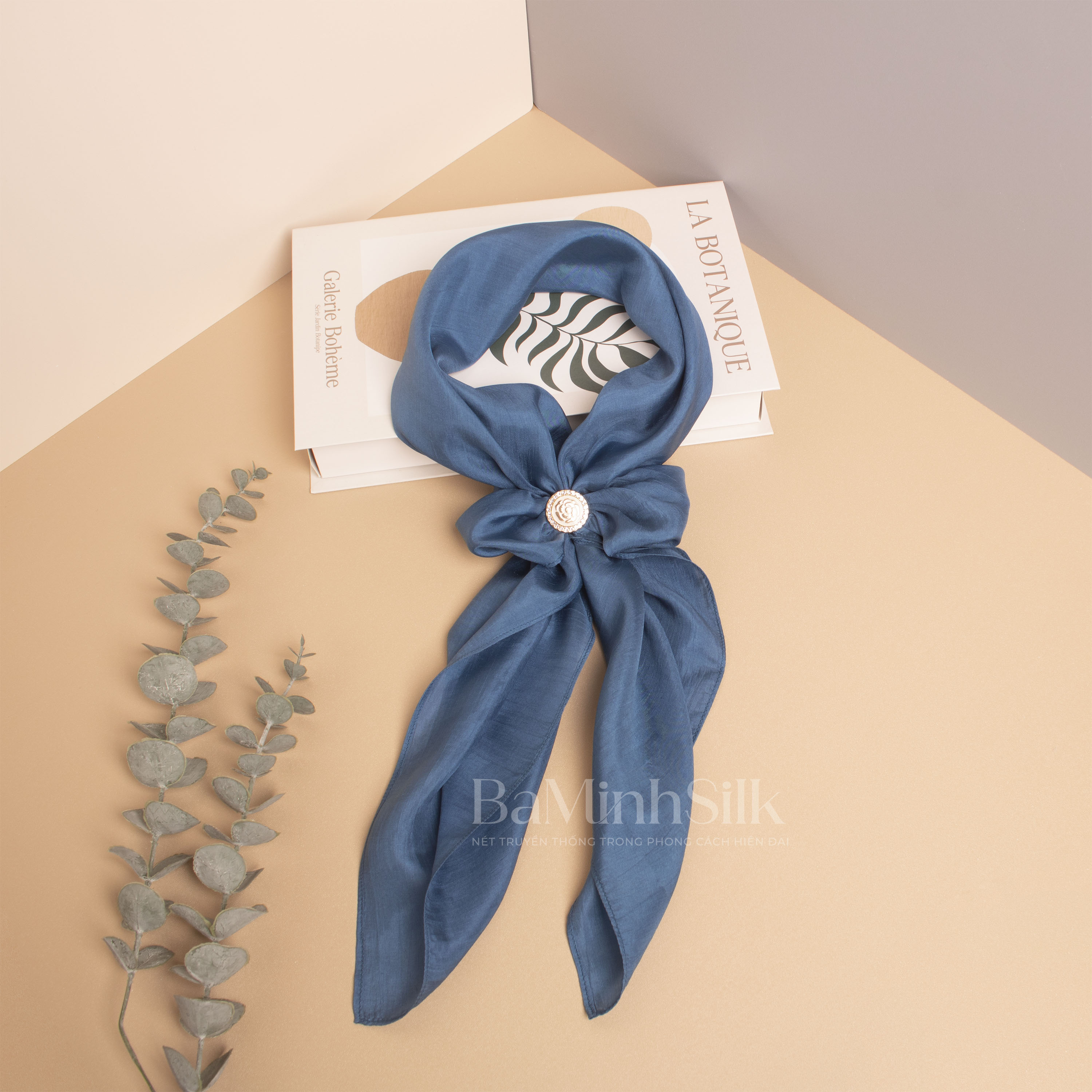 khăn lụa vuông 80x80cm màu xanh lam khăn lụa vuông 80x80cm màu xanh lam
