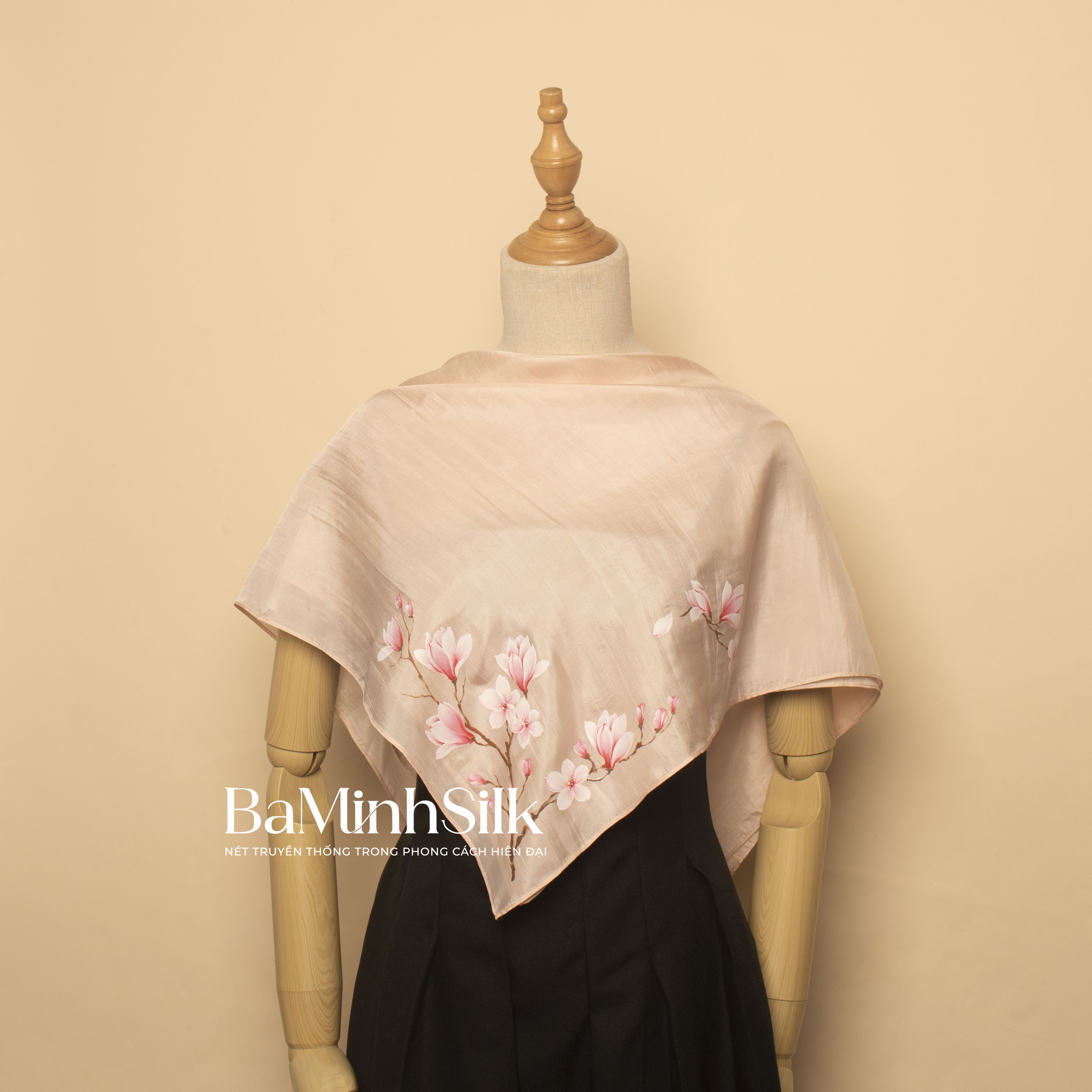 khăn lụa vuông hồng phấn hoa mộc lan vẽ tay 80x80cm