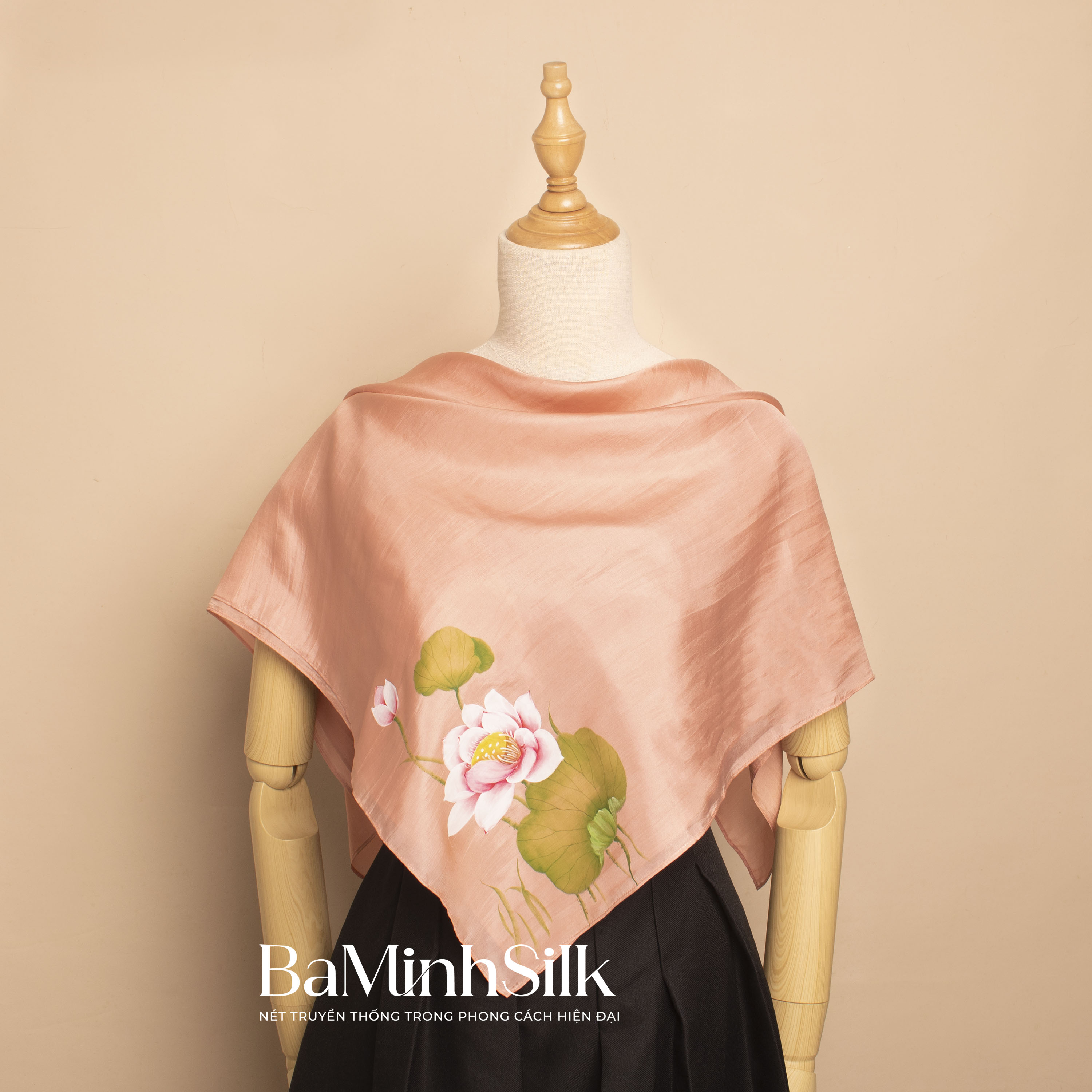 khăn lụa vuông hồng vỏ đỗ vẽ tay hoa sen 80x80