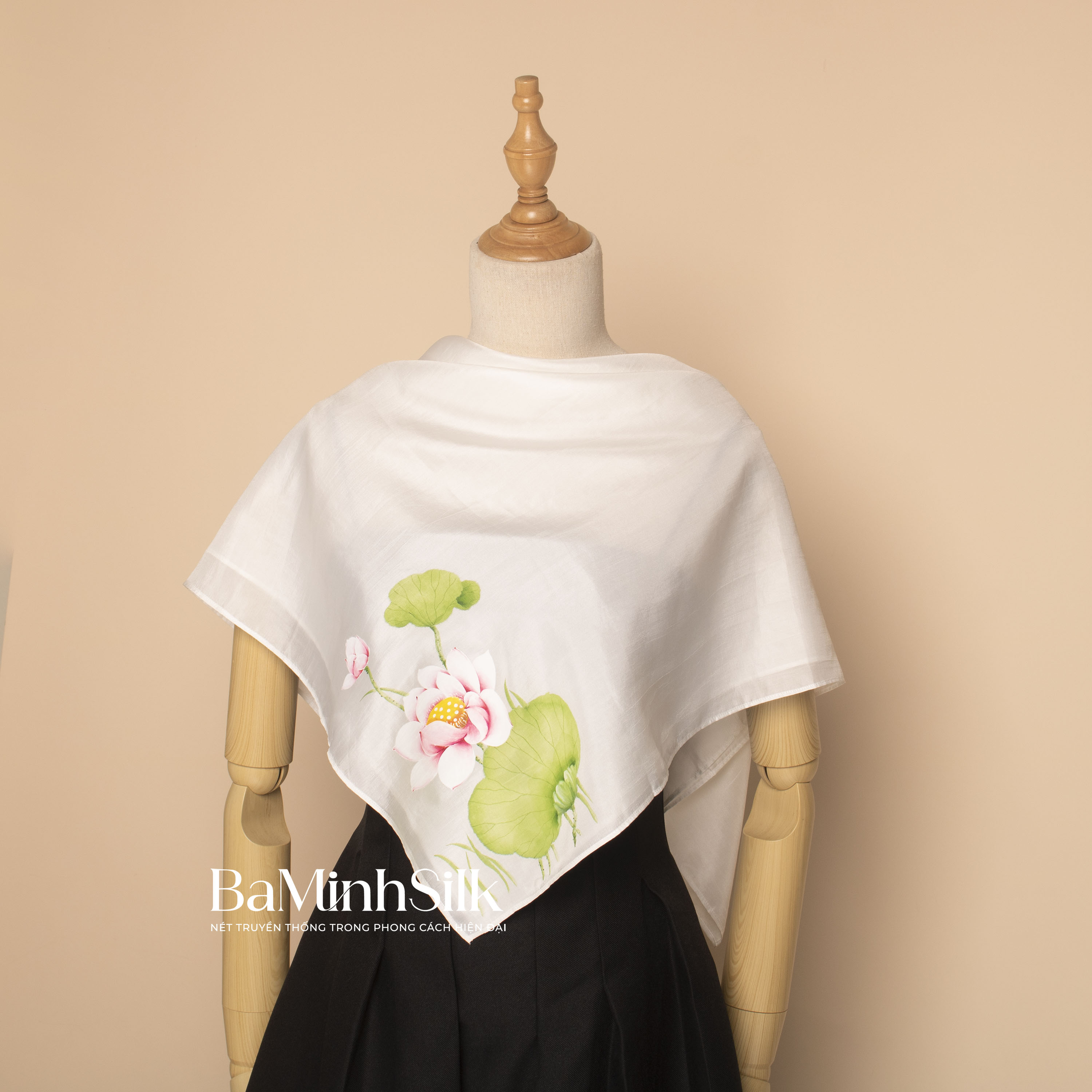 khăn lụa vuông màu trắng vẽ hoa sen 80x80cm