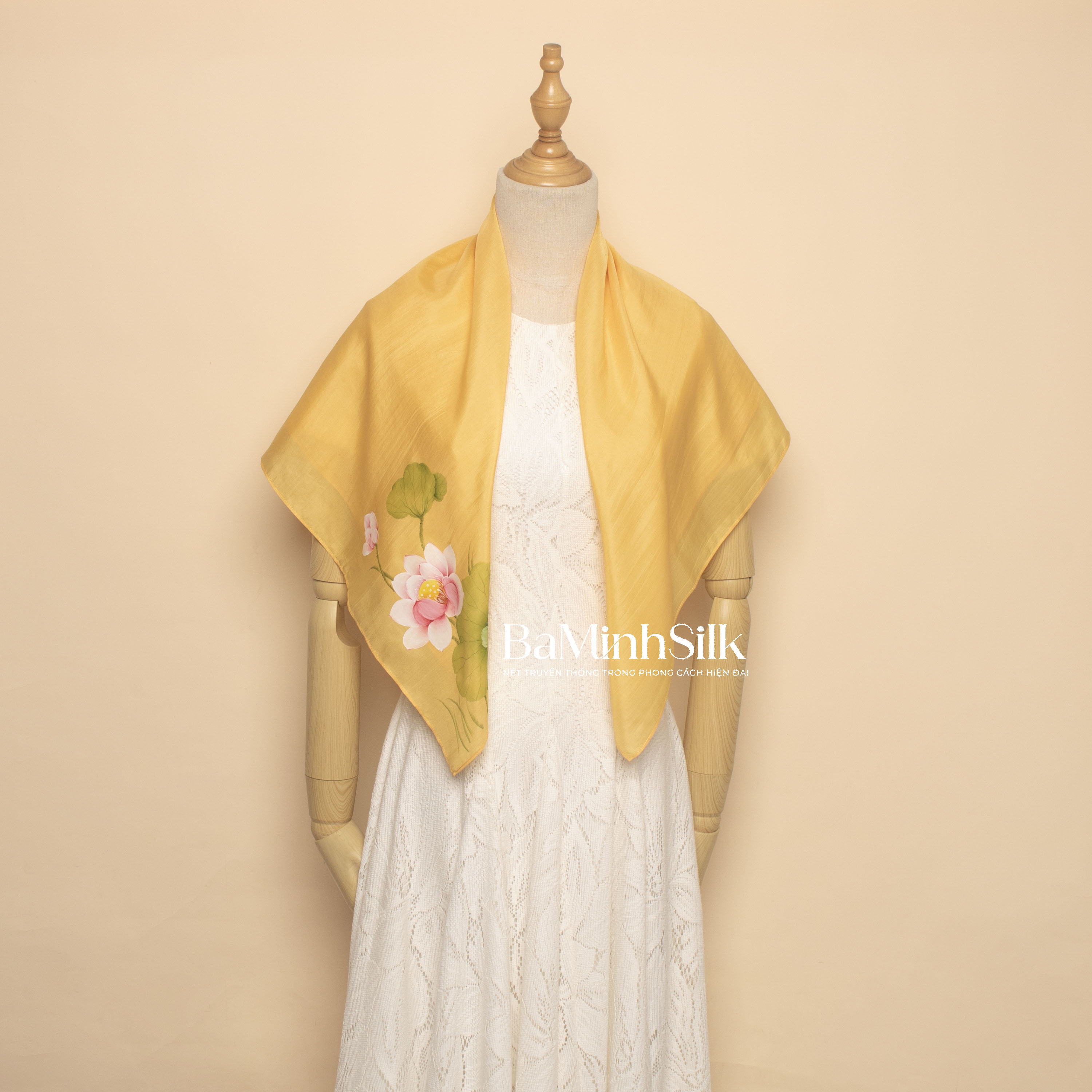 khăn lụa vuông vàng 01 vẽ tay hoa sen 80x80cm