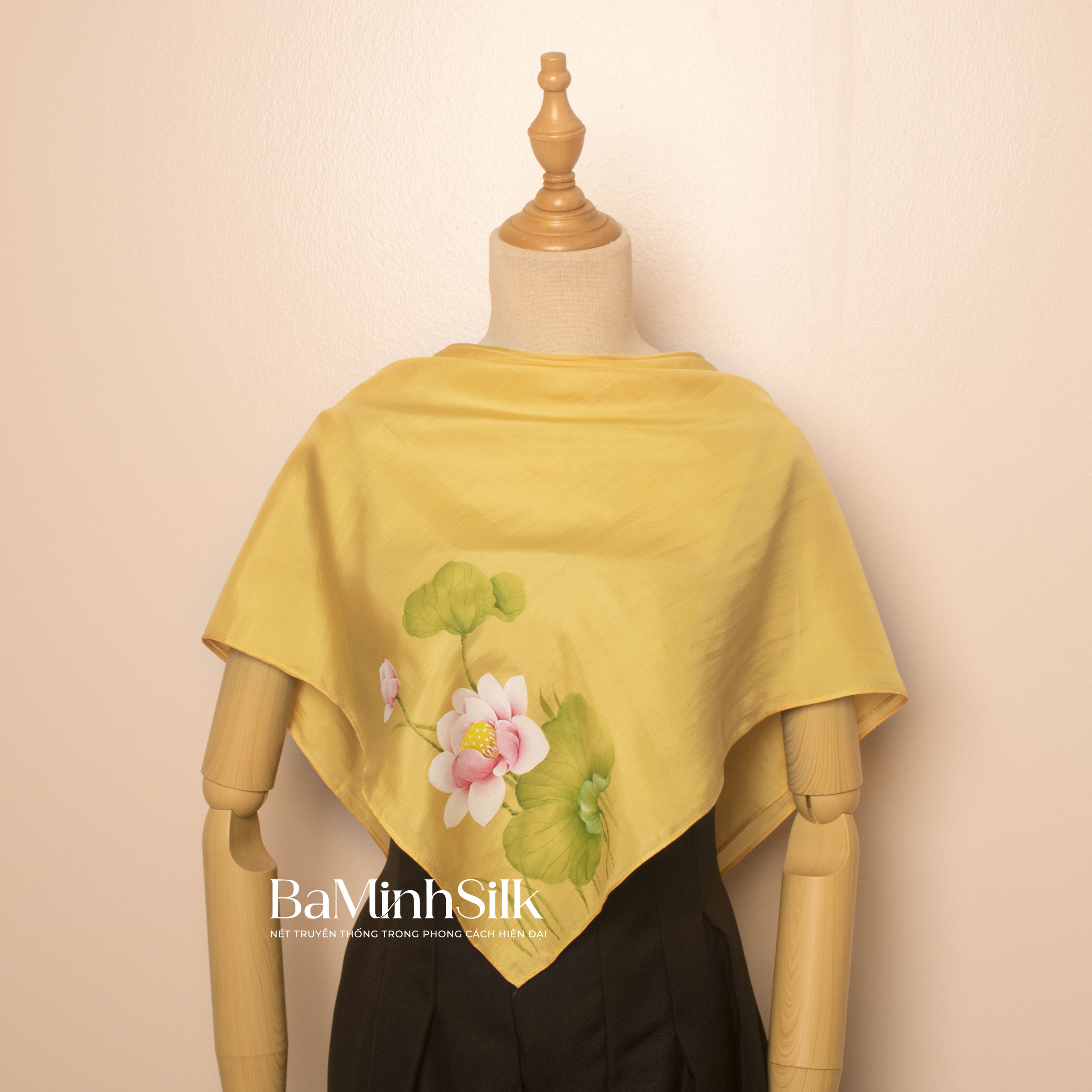 khăn lụa vuông vàng 01 vẽ tay hoa sen 80x80cm