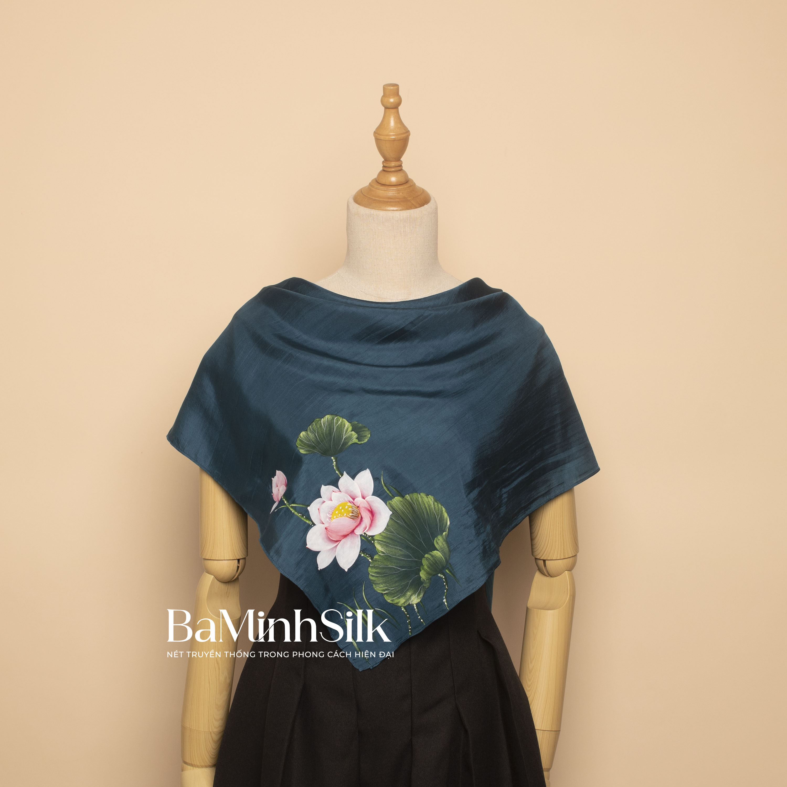 khăn lụa vuông vẽ hoa sen màu xanh cổ vịt 80x80cm