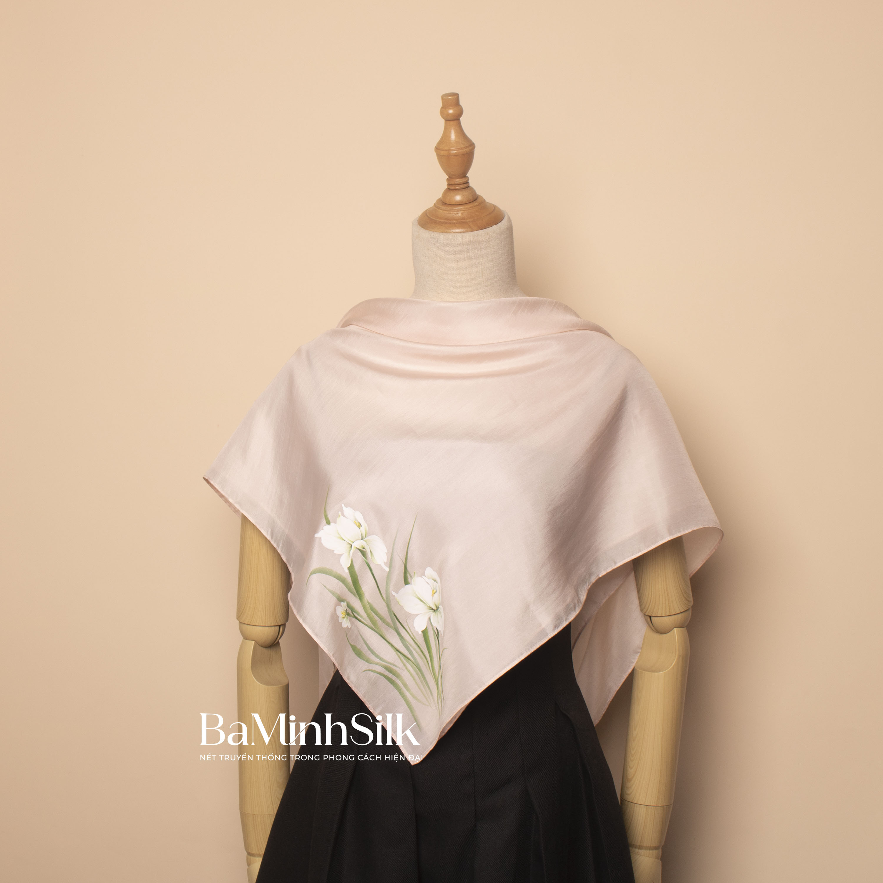 khăn lụa vuông vẽ tay hoa diên vĩ 80x80cm hồng phấn