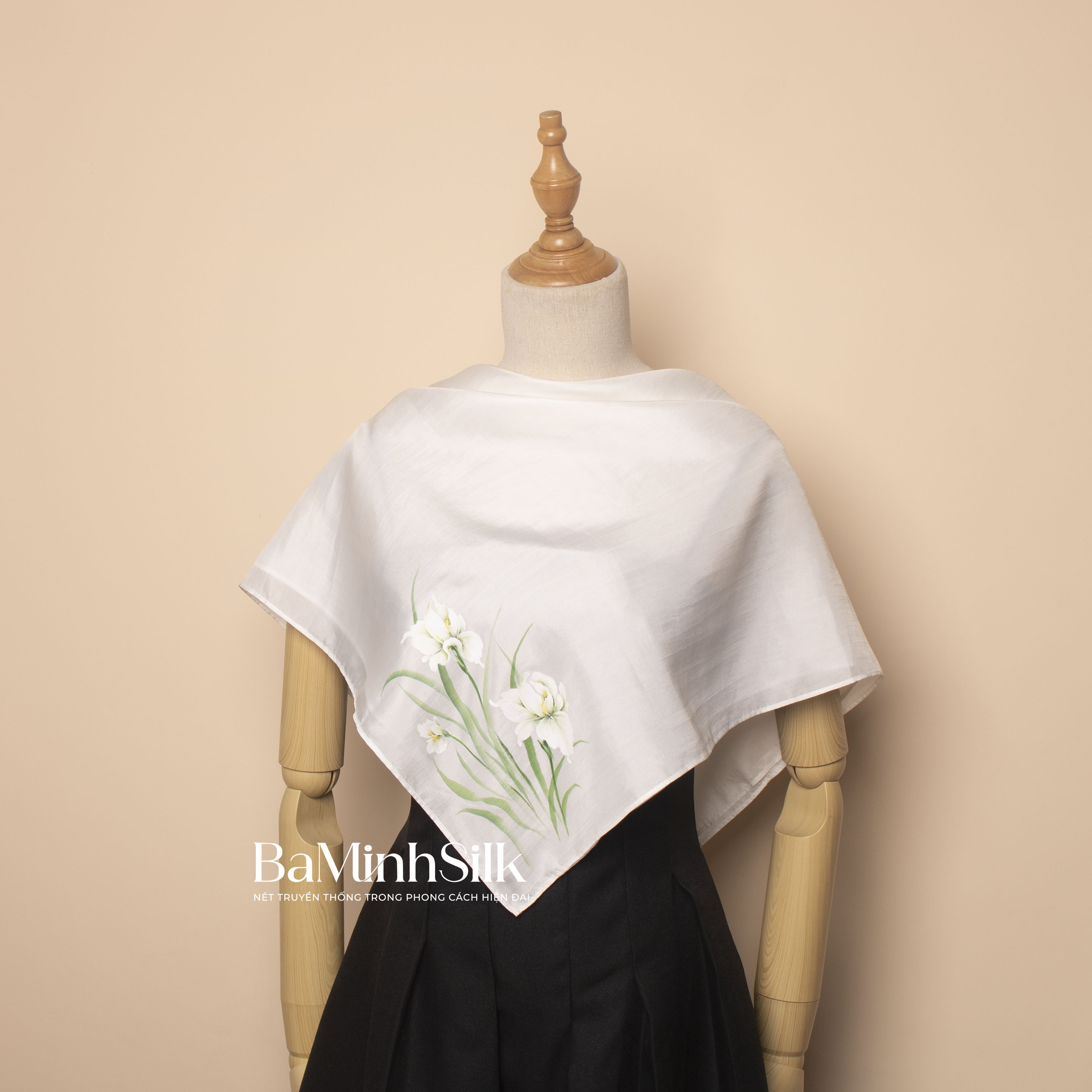 khăn lụa vuông vẽ tay hoa diên vĩ 80x80cm trắng