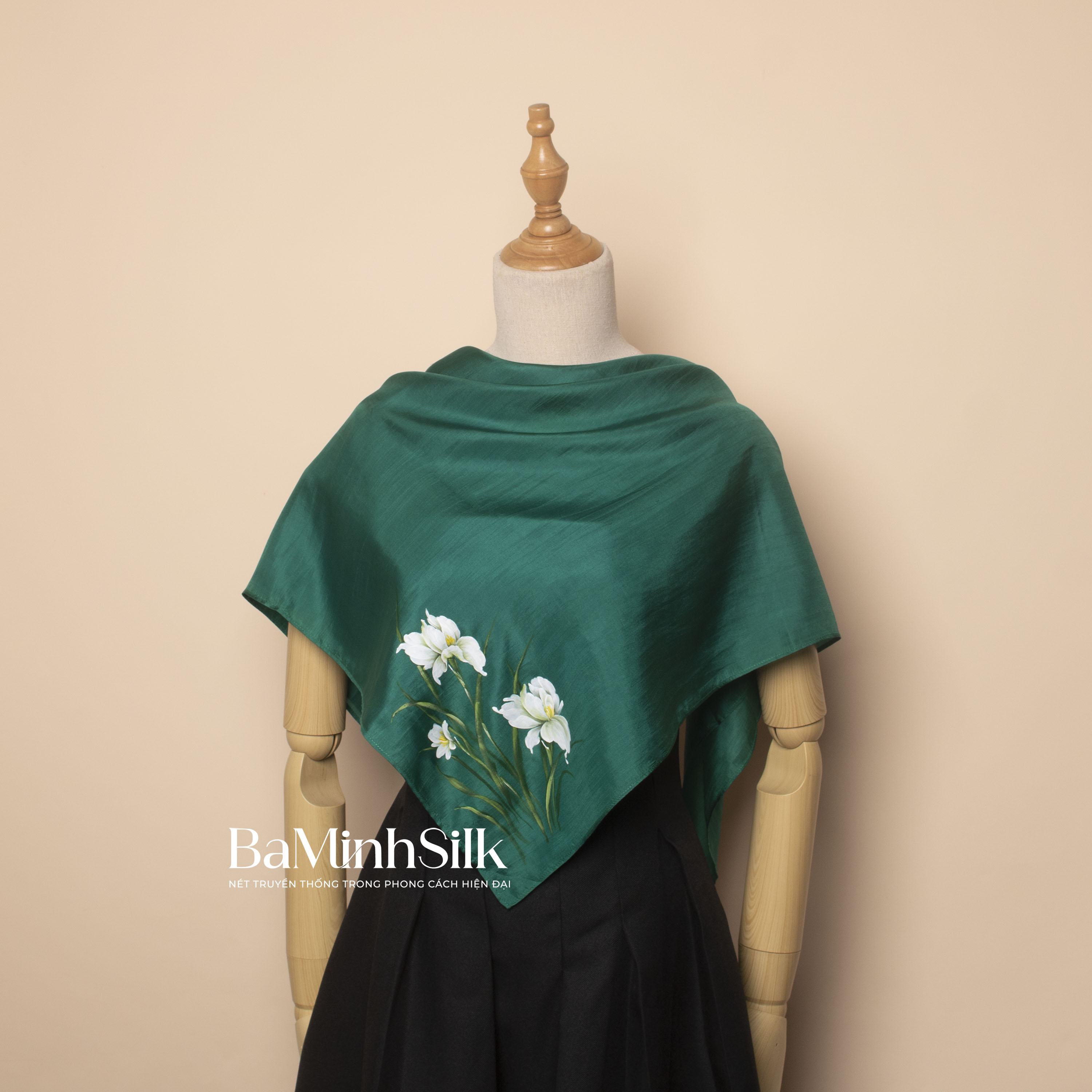 khăn lụa vuông vẽ tay hoa diên vĩ 80x80cm xanh lá 01