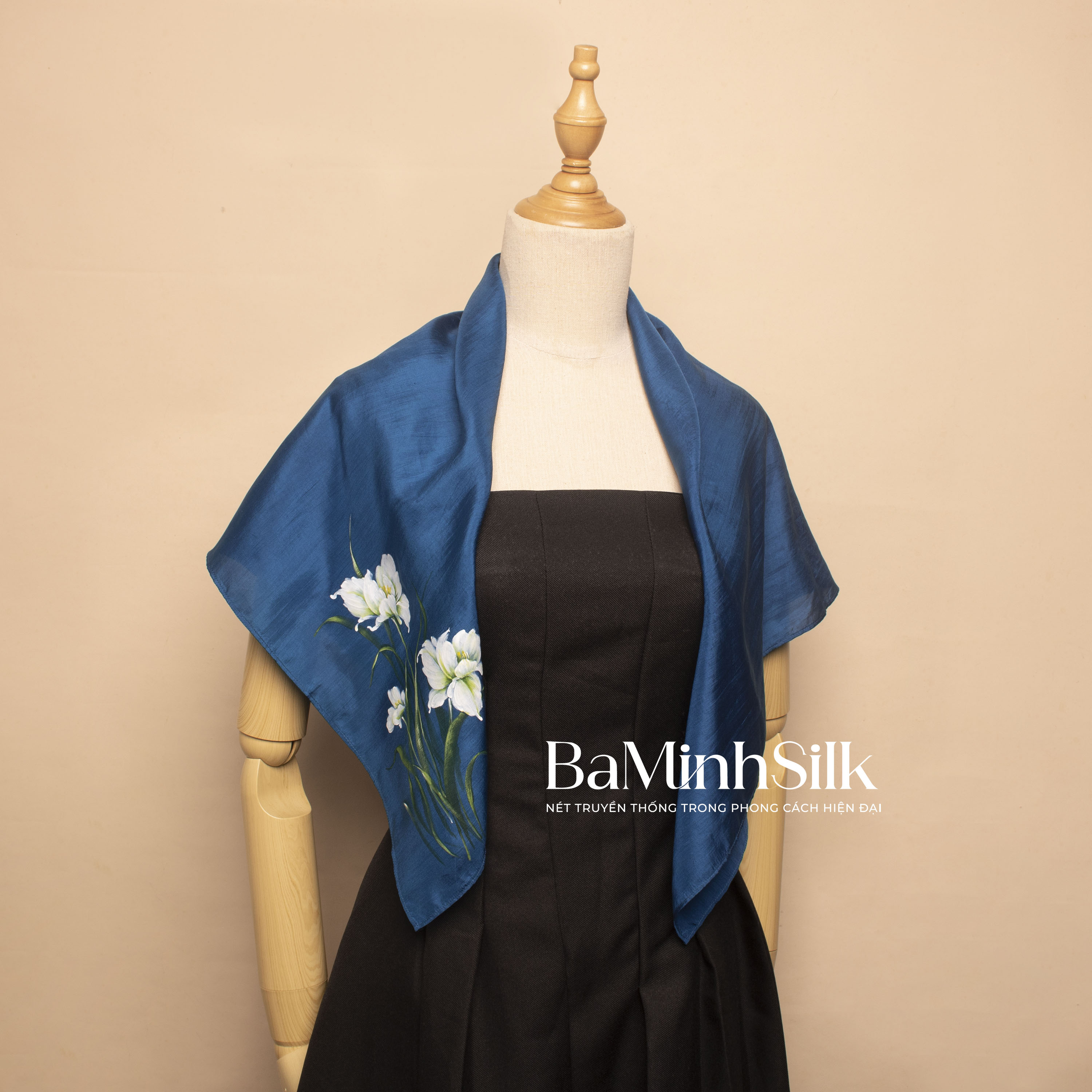 khăn lụa vuông vẽ tay hoa diên vĩ size 80x80cm màu xanh coban 2