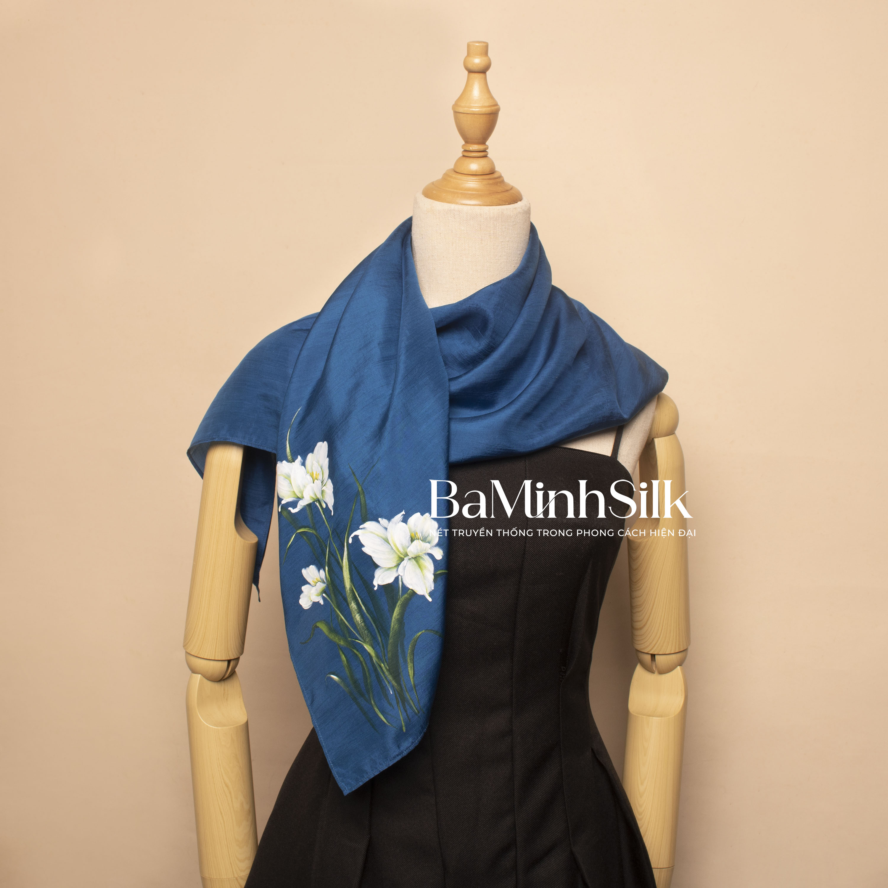 khăn lụa vuông vẽ tay hoa diên vĩ size 80x80cm màu xanh coban 3