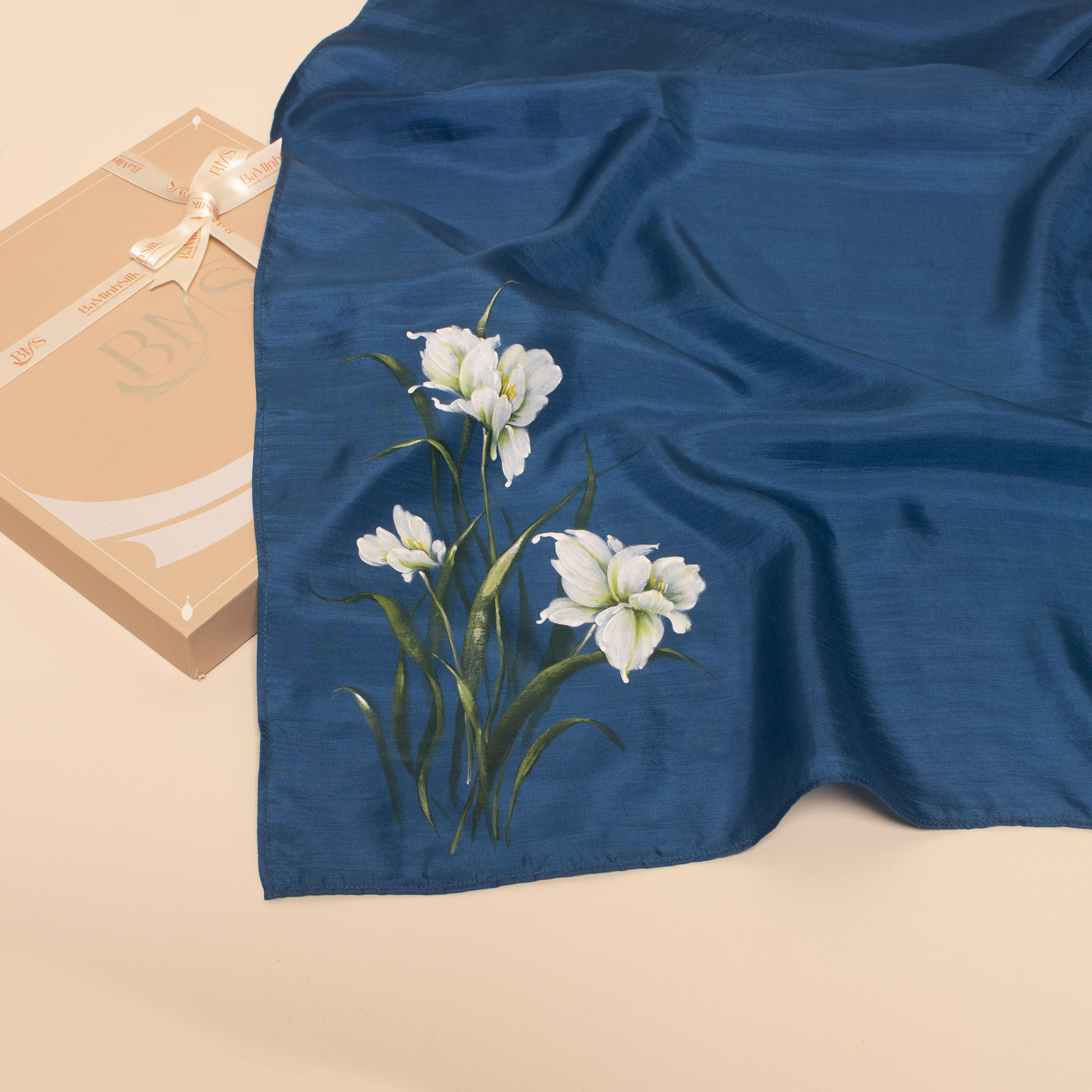 khăn lụa vuông vẽ tay hoa diên vĩ size 80x80cm màu xanh coban bề mặt