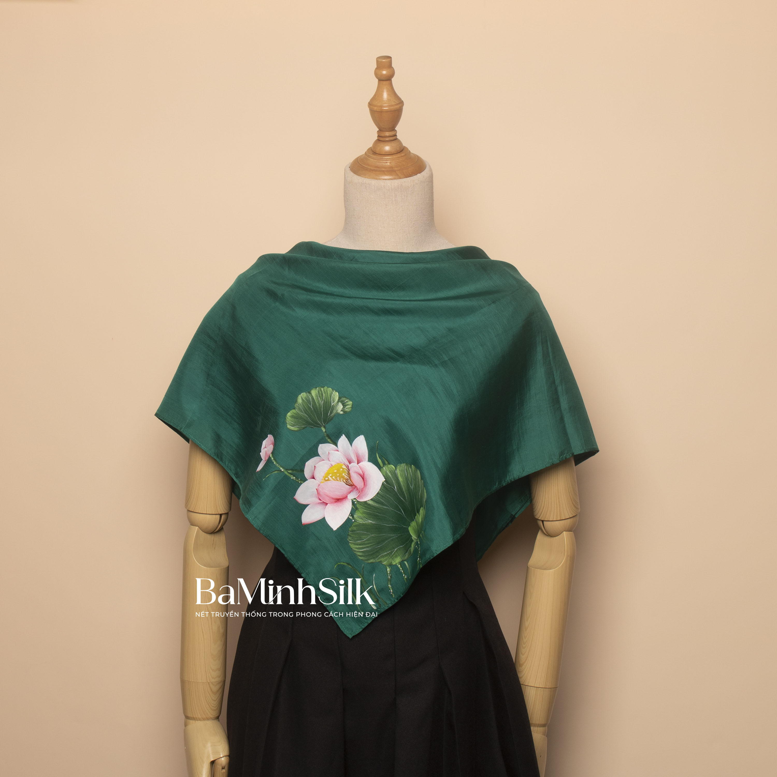 khăn lụa vuông vẽ tay hoa sen 80x80 xanh lá 01