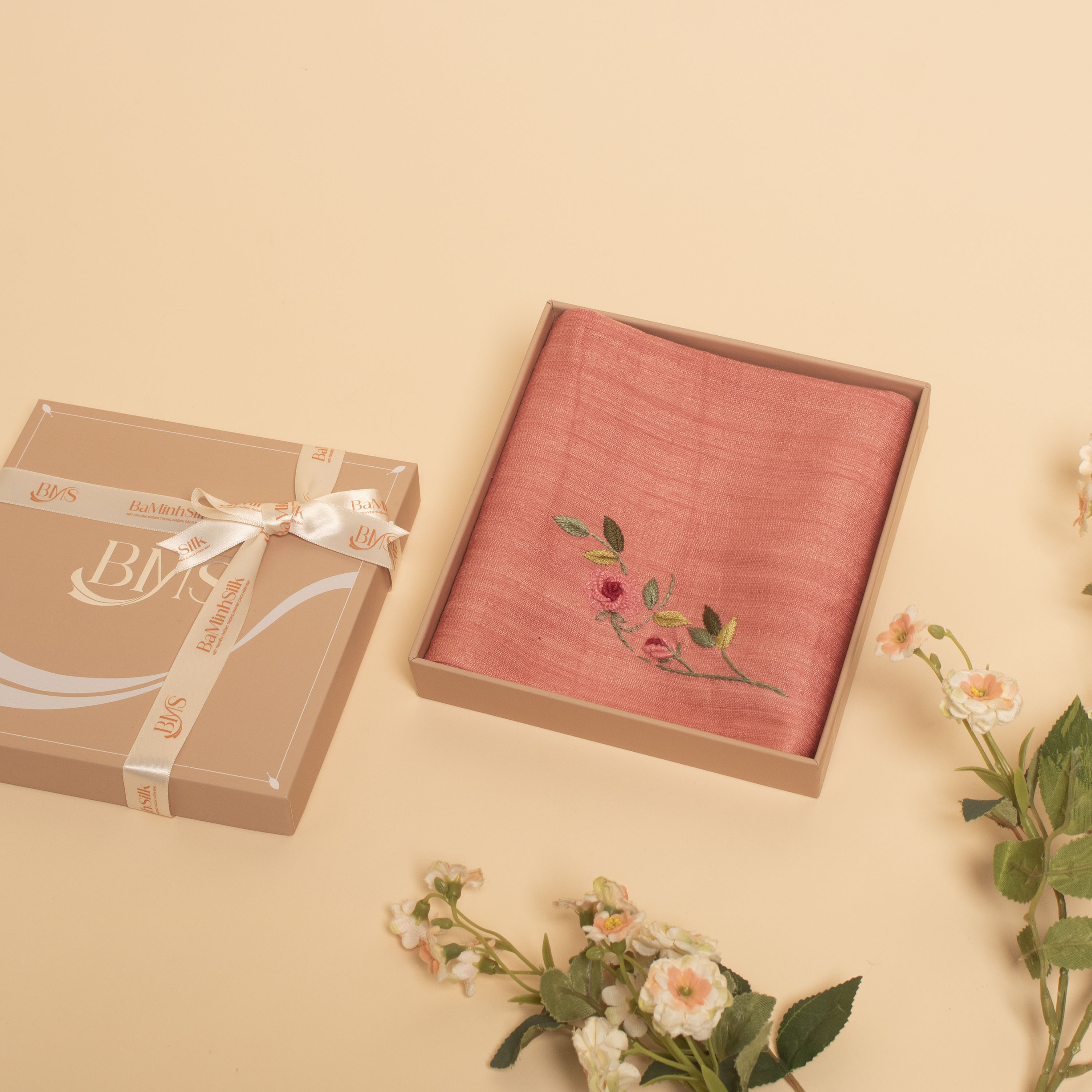 khăn tay thêu hoa hồng màu hồng h06