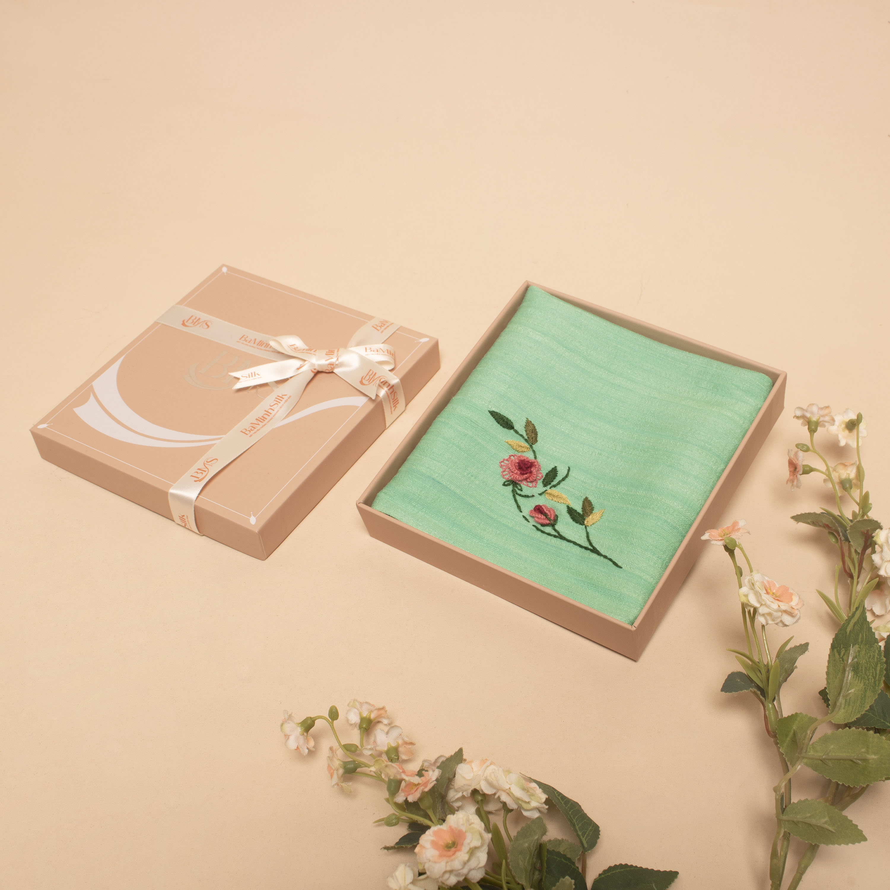 khăn tay thêu hoa hồng màu xanh mint khăn tay thêu hoa hồng màu xanh mint