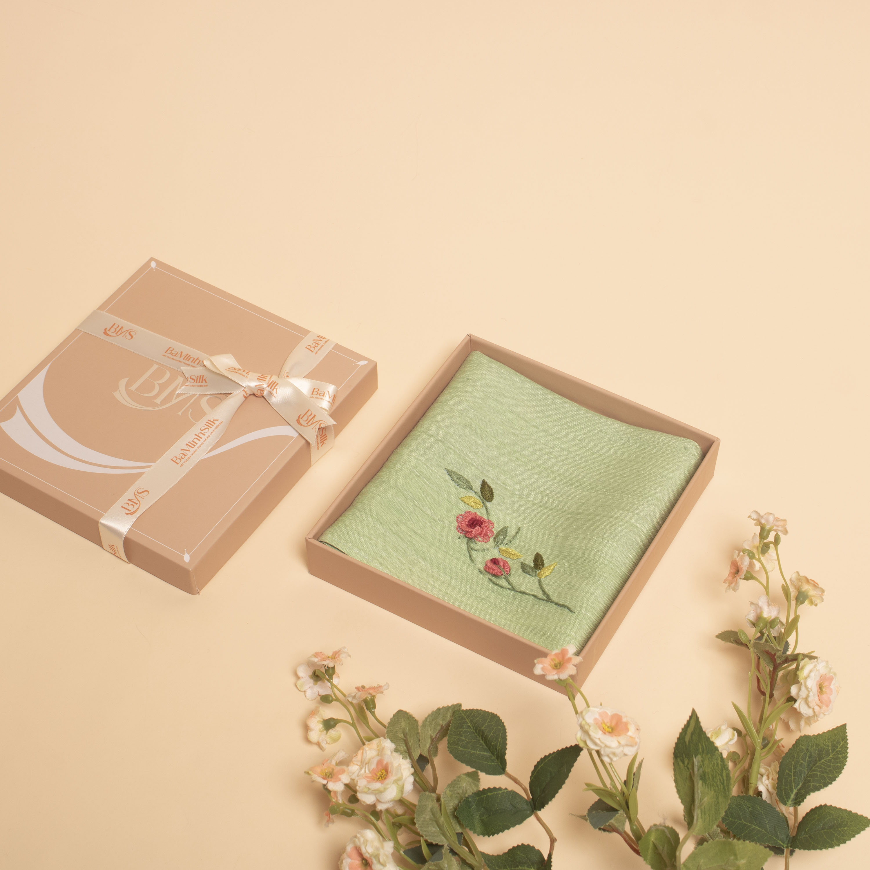 khăn tay tơ tằm màu xanh lá nhạt 01 thêu hoa hồng