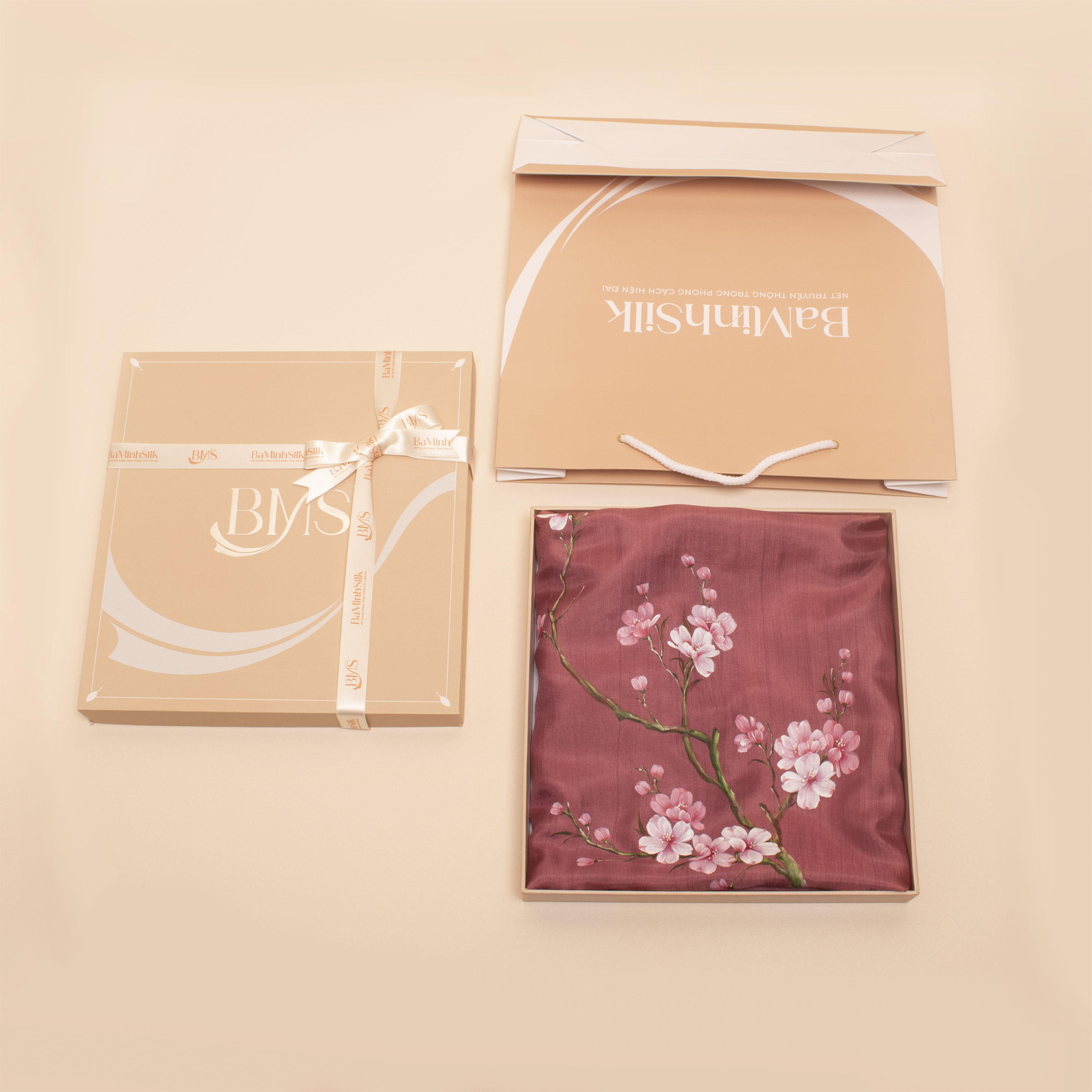 cách đóng gói khăn choàng lụa dài tơ tằm vẽ tay cành đào màu hồng đậm cách đóng gói khăn choàng lụa dài tơ tằm vẽ tay cành đào màu hồng đậm