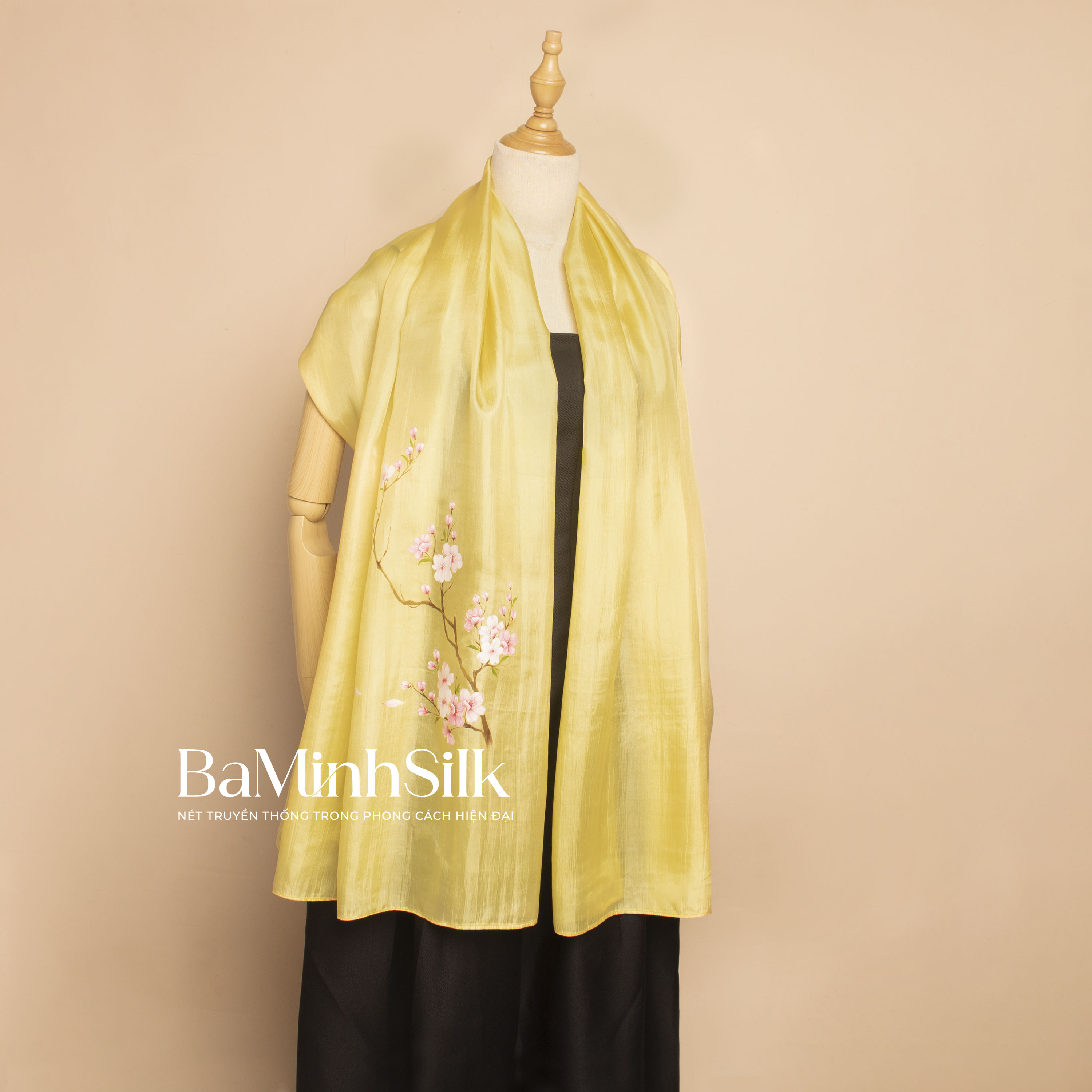 khăn choàng lụa tơ tằm vẽ tay cành đào dài màu vàng