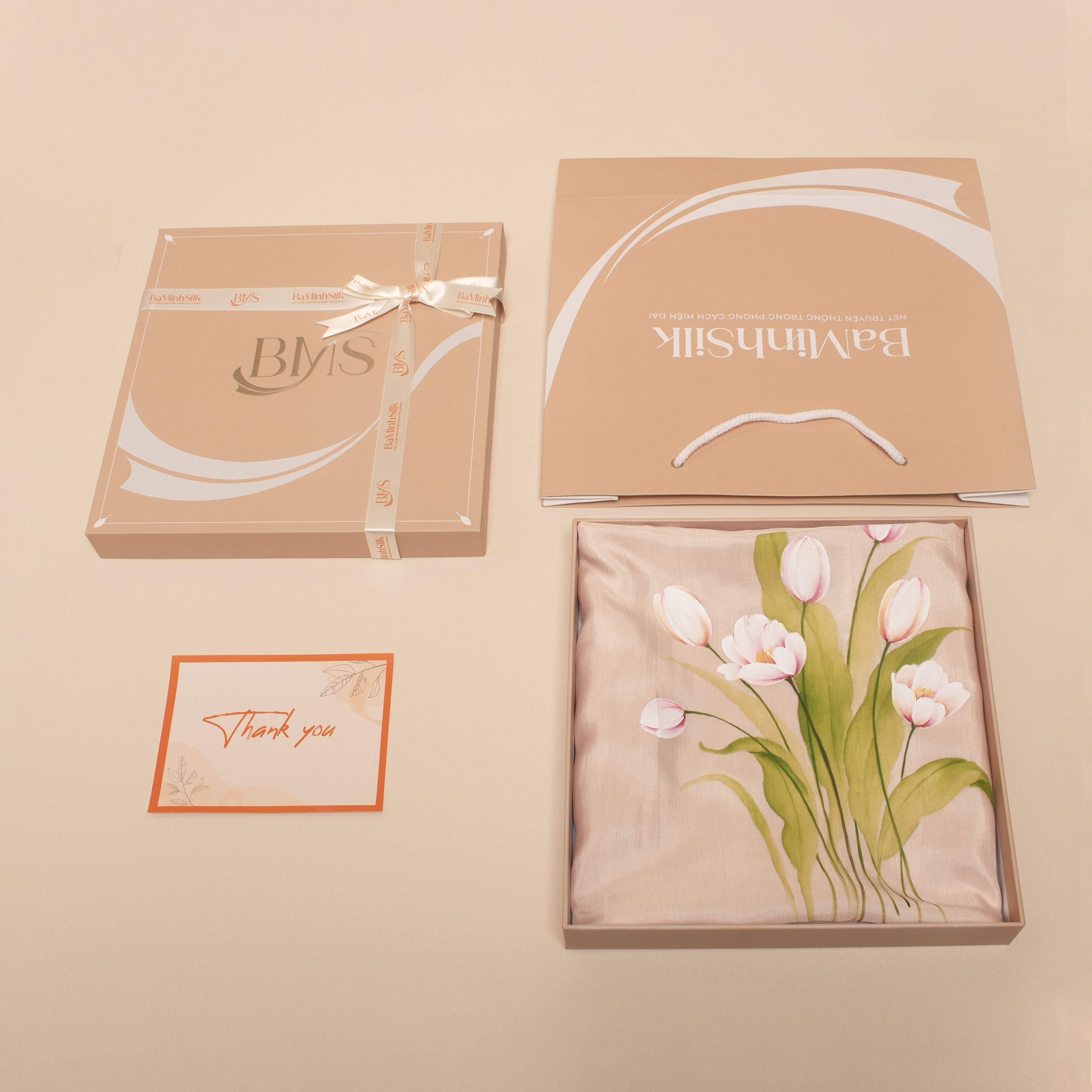 khăn choàng lụa tơ tằm vẽ tay hoa tulip dài màu hồng phấn đóng gói khăn choàng lụa tơ tằm vẽ tay hoa tulip dài màu hồng phấn đóng gói