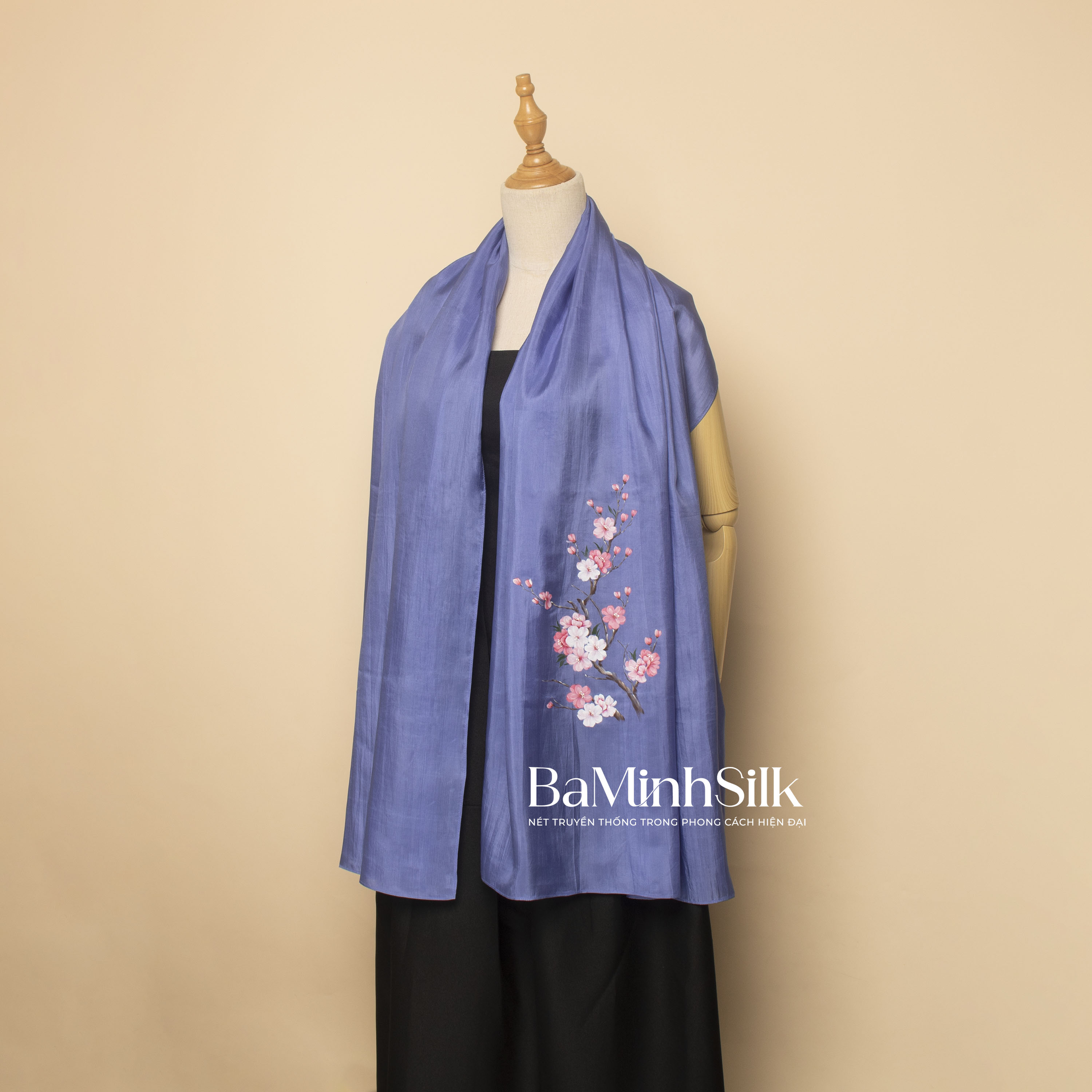 khăn choàng lụa tơ tằm dài màu xanh x01 vẽ tay cành đào