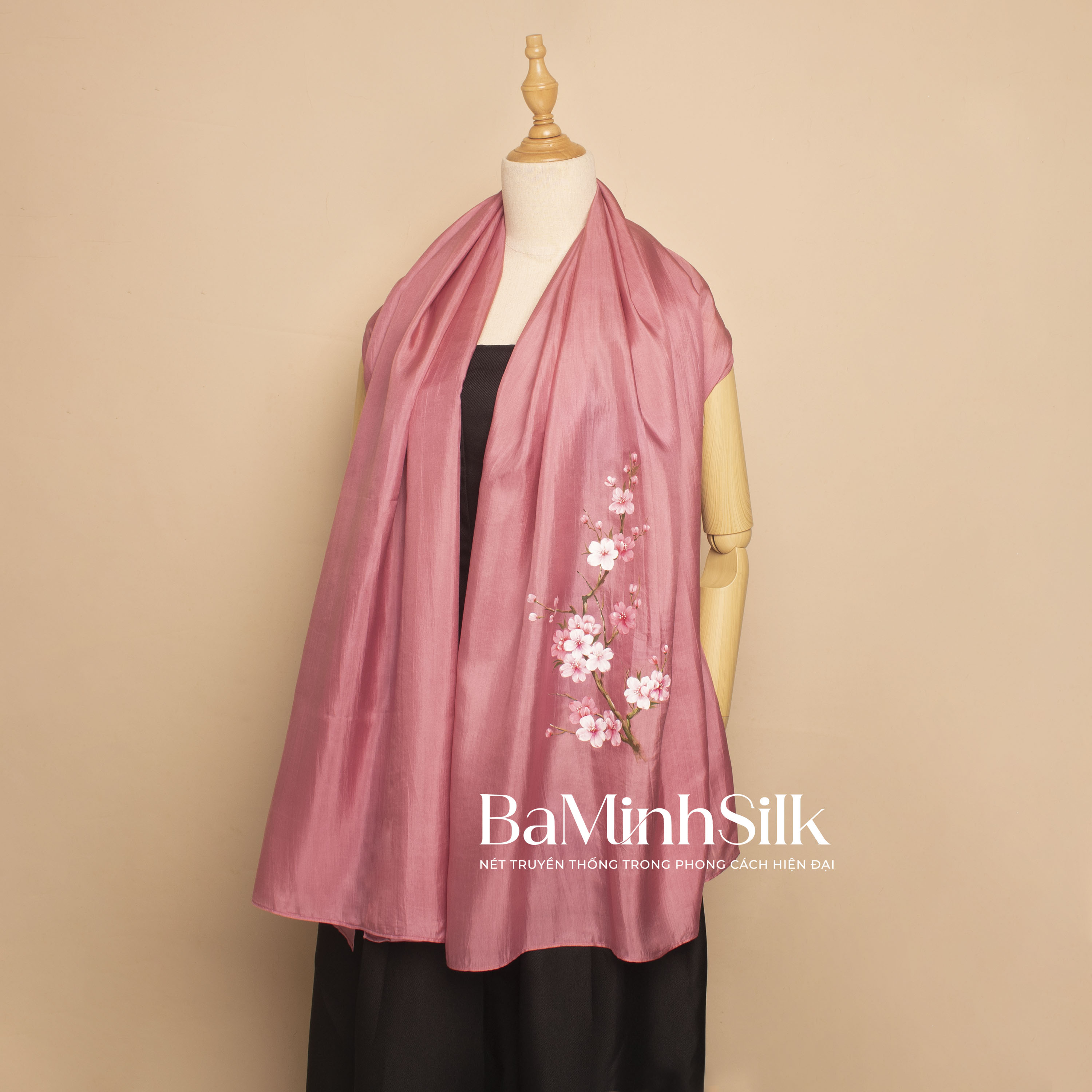 khăn choàng lụa vẽ tay cành đào cao cấp