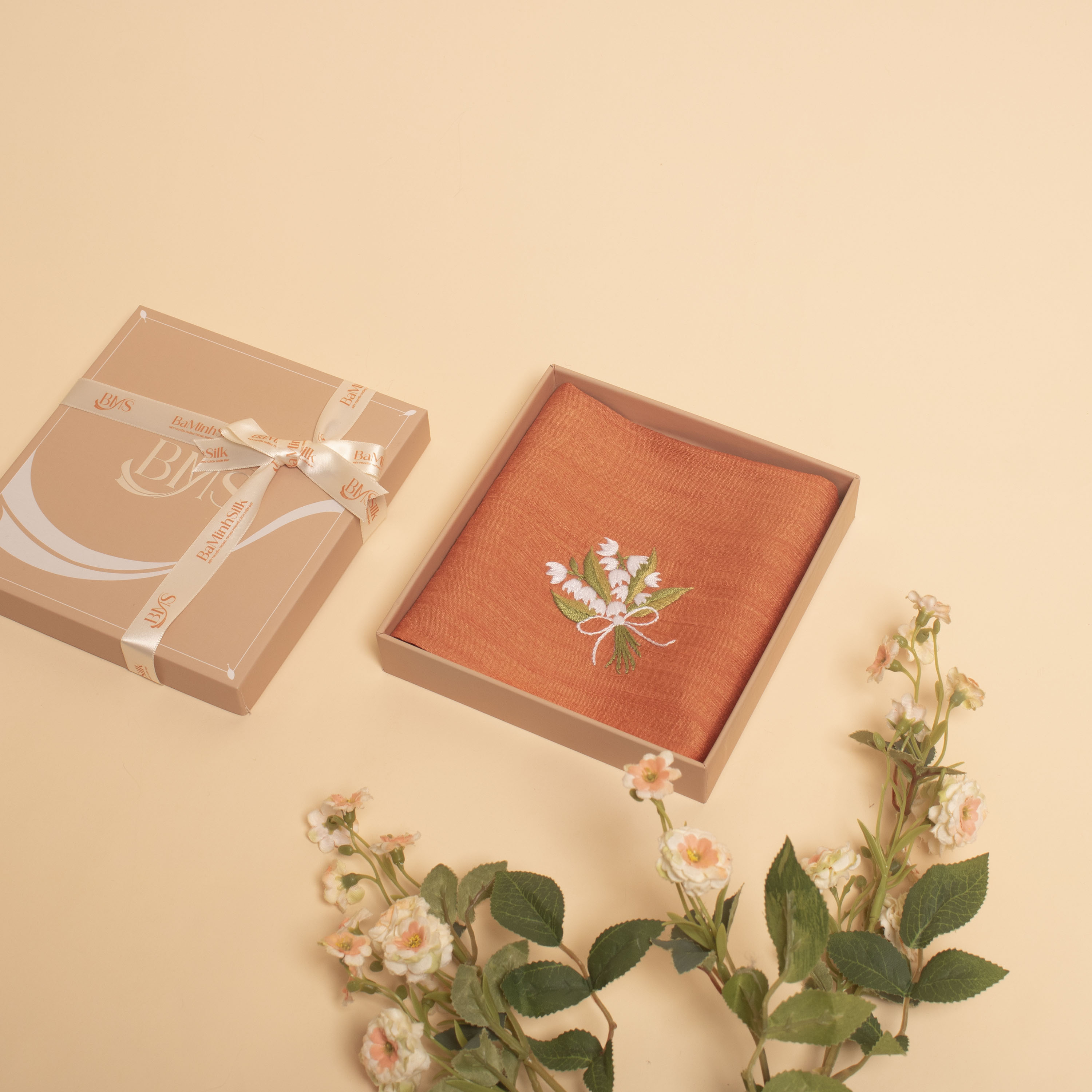 khăn tay tơ tằm màu cam thêu hoa linh lan