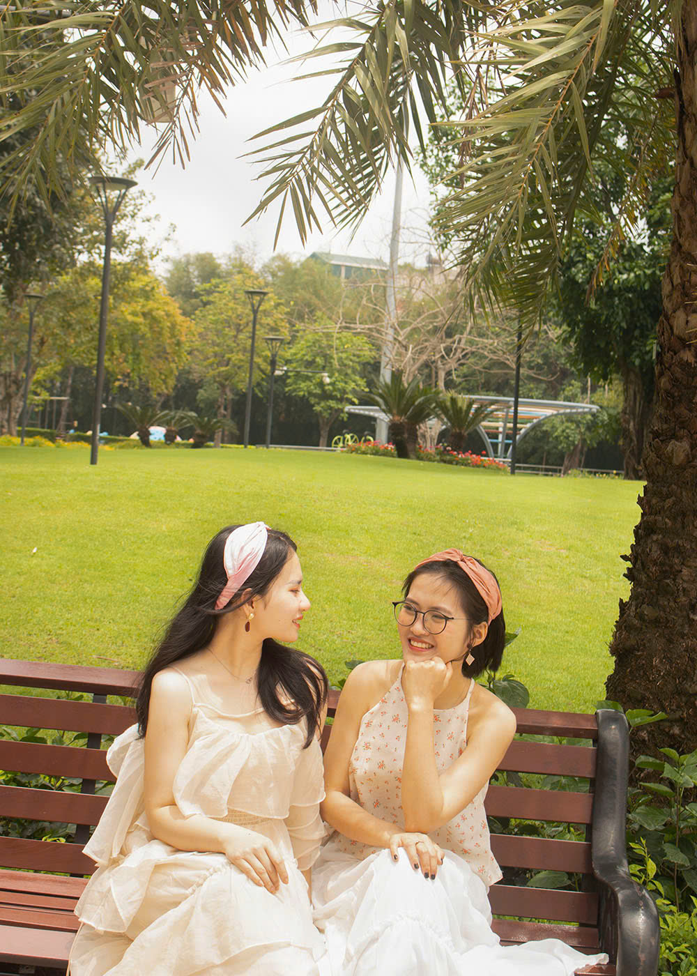 mẫu đeo băng đô lụa