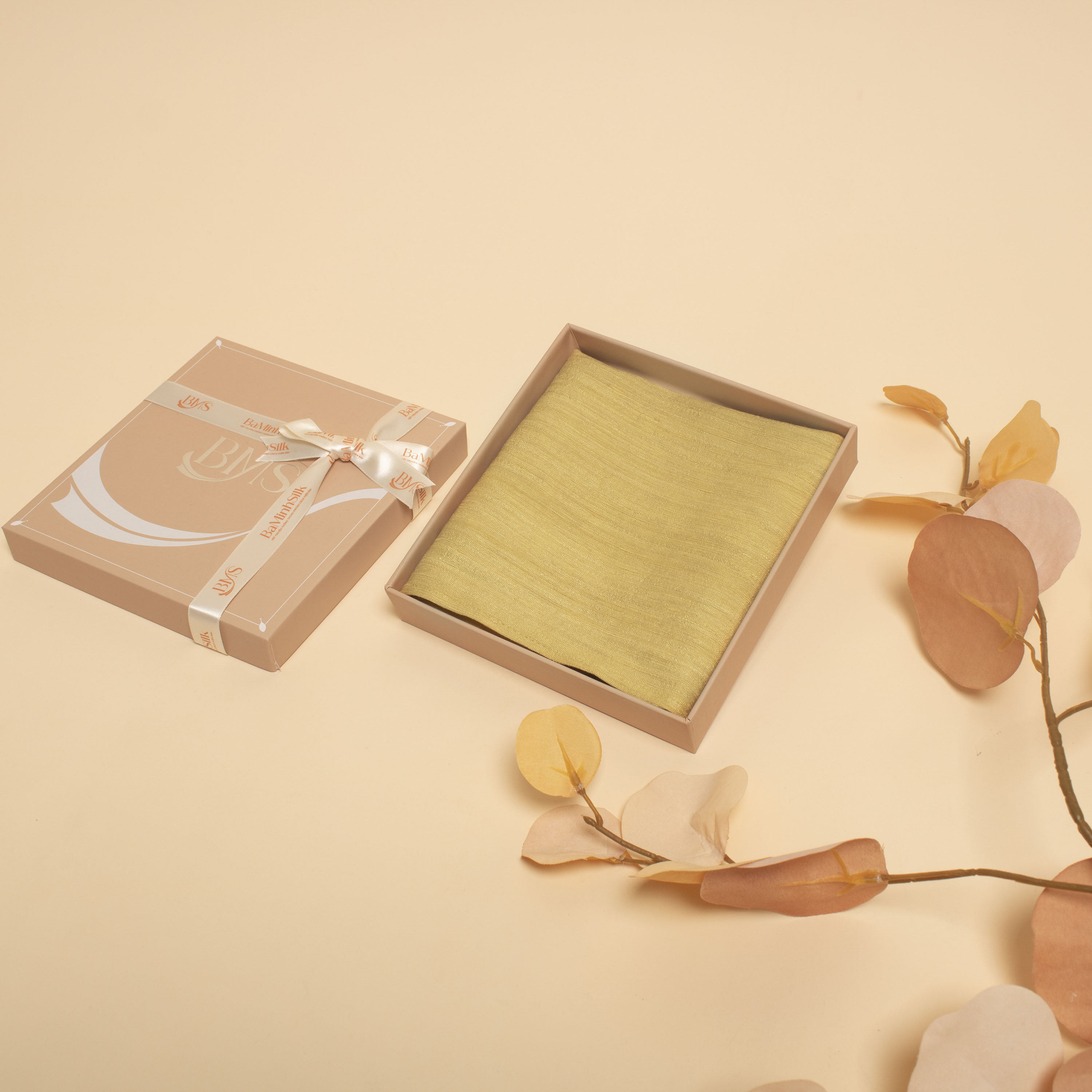 khăn tay tơ tằm trơn màu vàng rêu