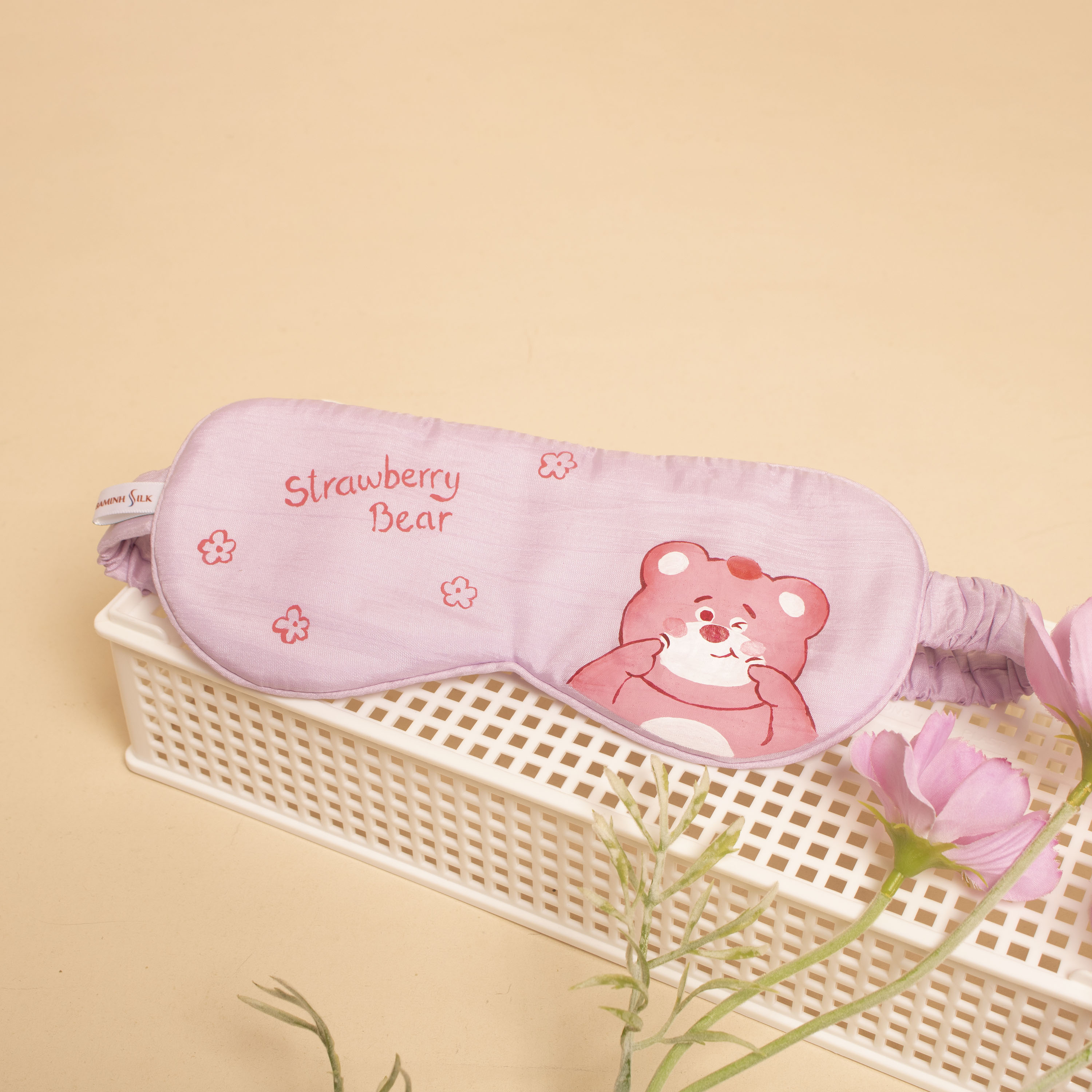bịt mắt lụa tơ tằm vẽ tay hình gấu dâu đáng yêu - Bá Minh Silk